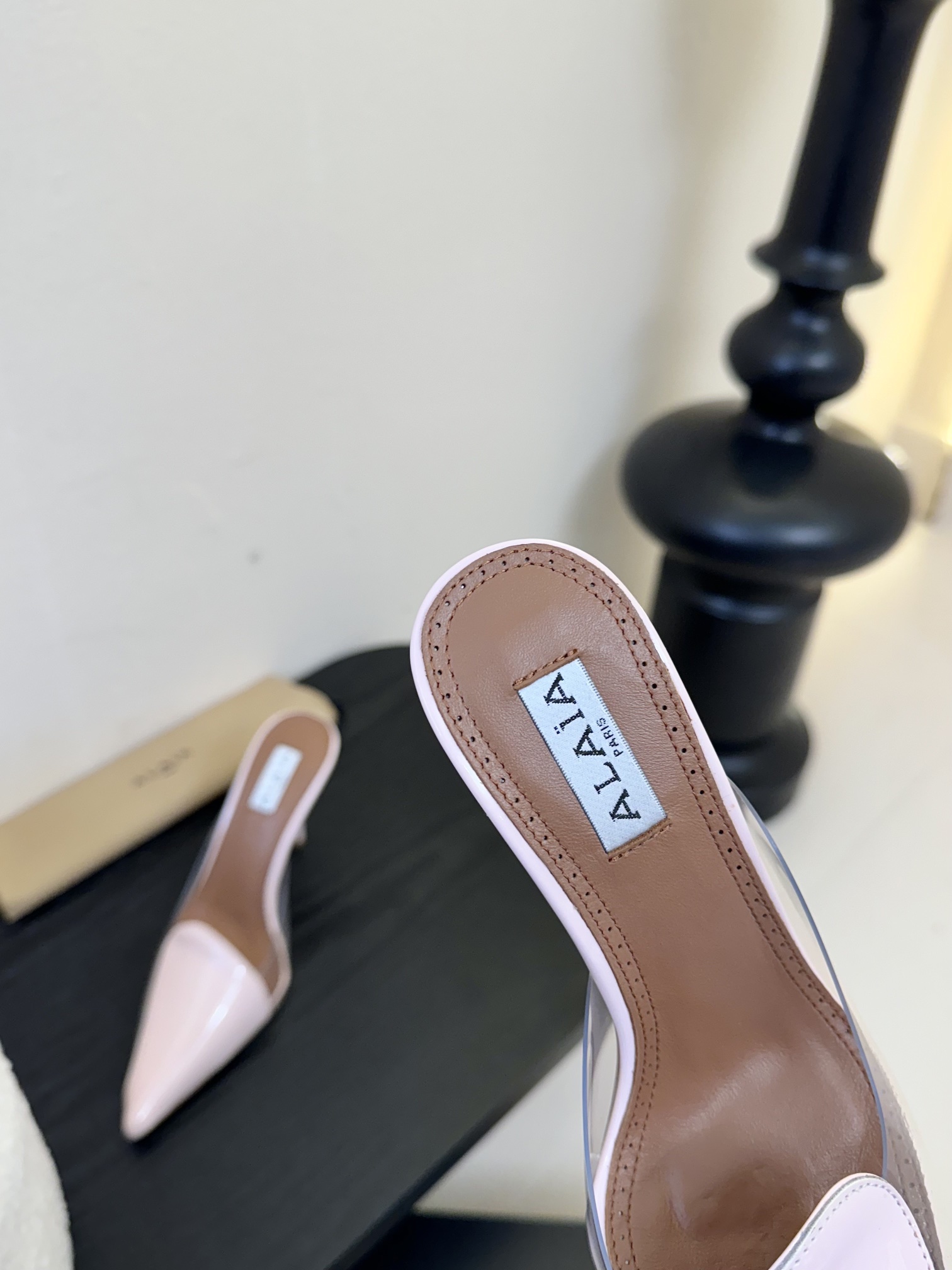 

 ALAIA 阿莱亚 25/ 春夏 high love 系列高跟鞋

心形图案搭配光泽感漆面小牛皮，
