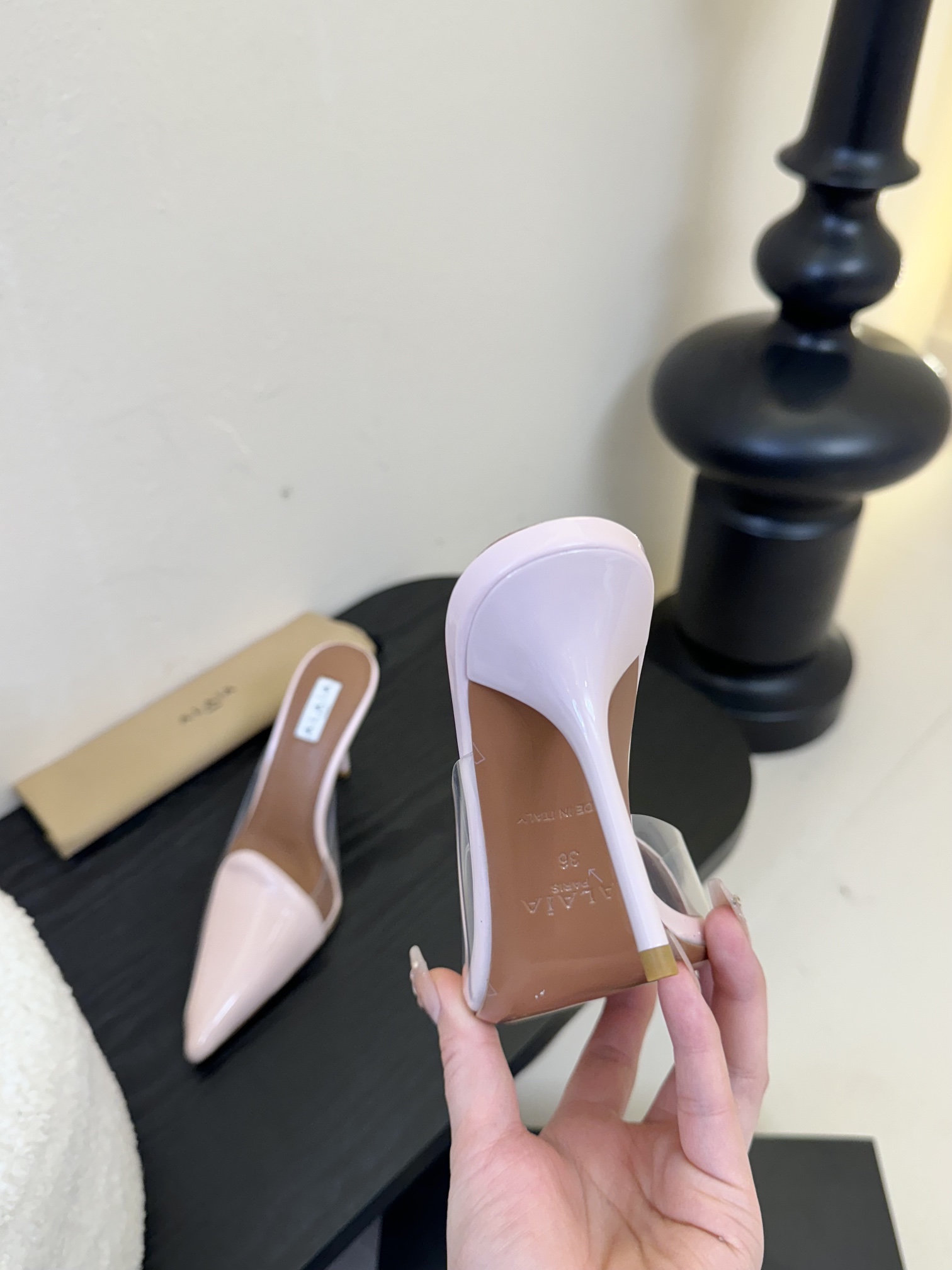 

 ALAIA 阿莱亚 25/ 春夏 high love 系列高跟鞋

心形图案搭配光泽感漆面小牛皮，