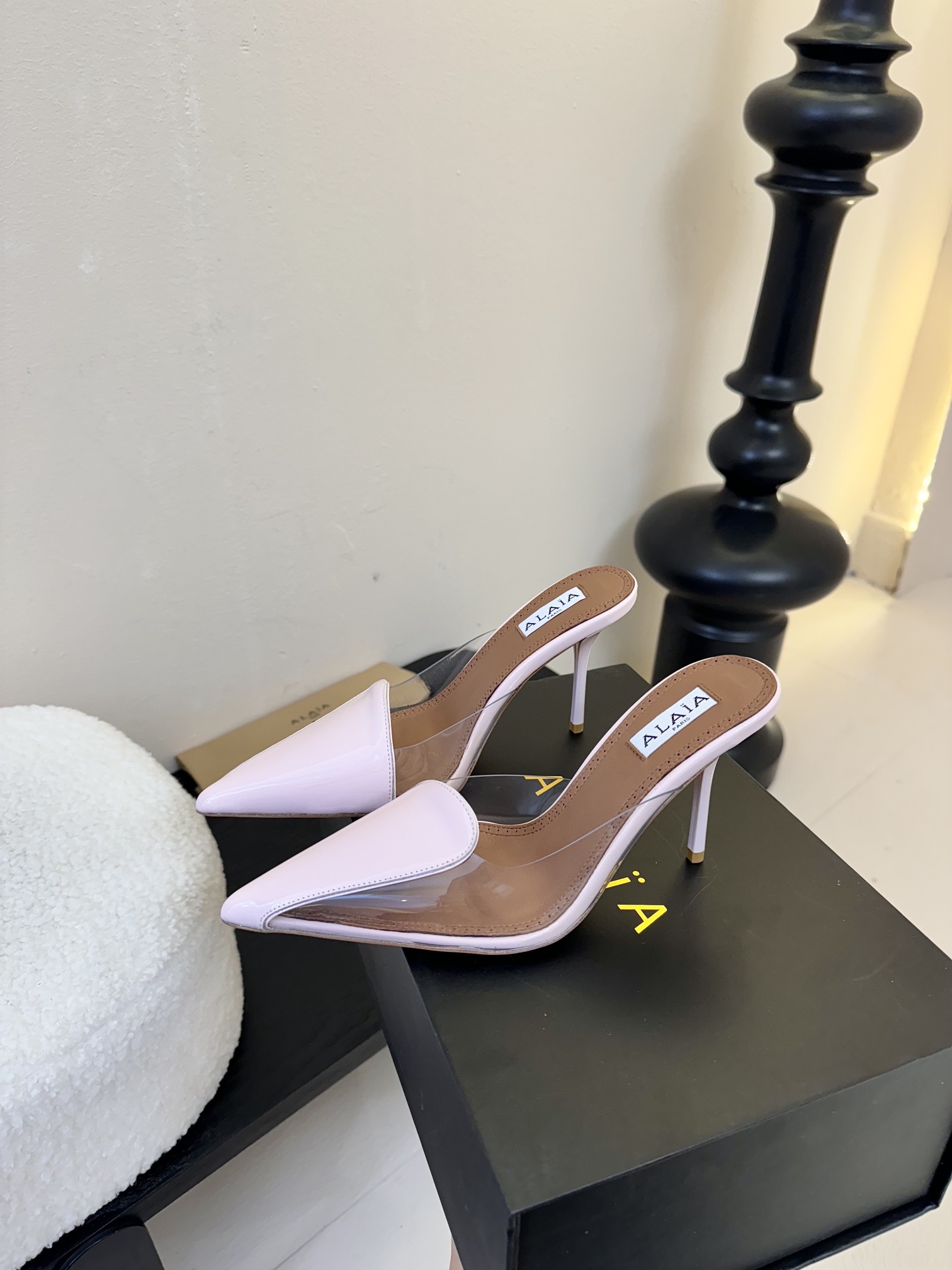 

 ALAIA 阿莱亚 25/ 春夏 high love 系列高跟鞋

心形图案搭配光泽感漆面小牛皮，