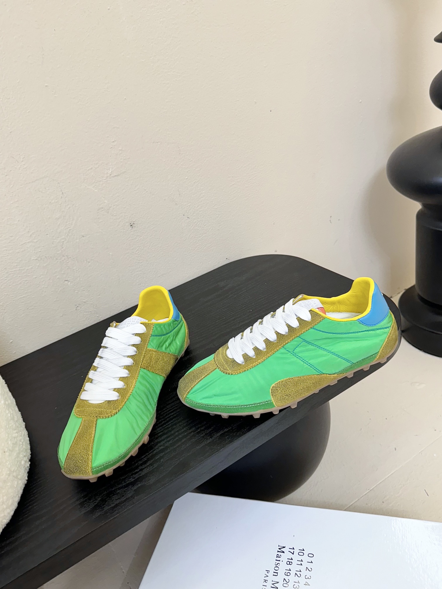 
MM6马吉拉春夏新款情侣德训鞋新色
不久前发布全新的运动鞋款 Sprinter，再度入局大热的薄底鞋风