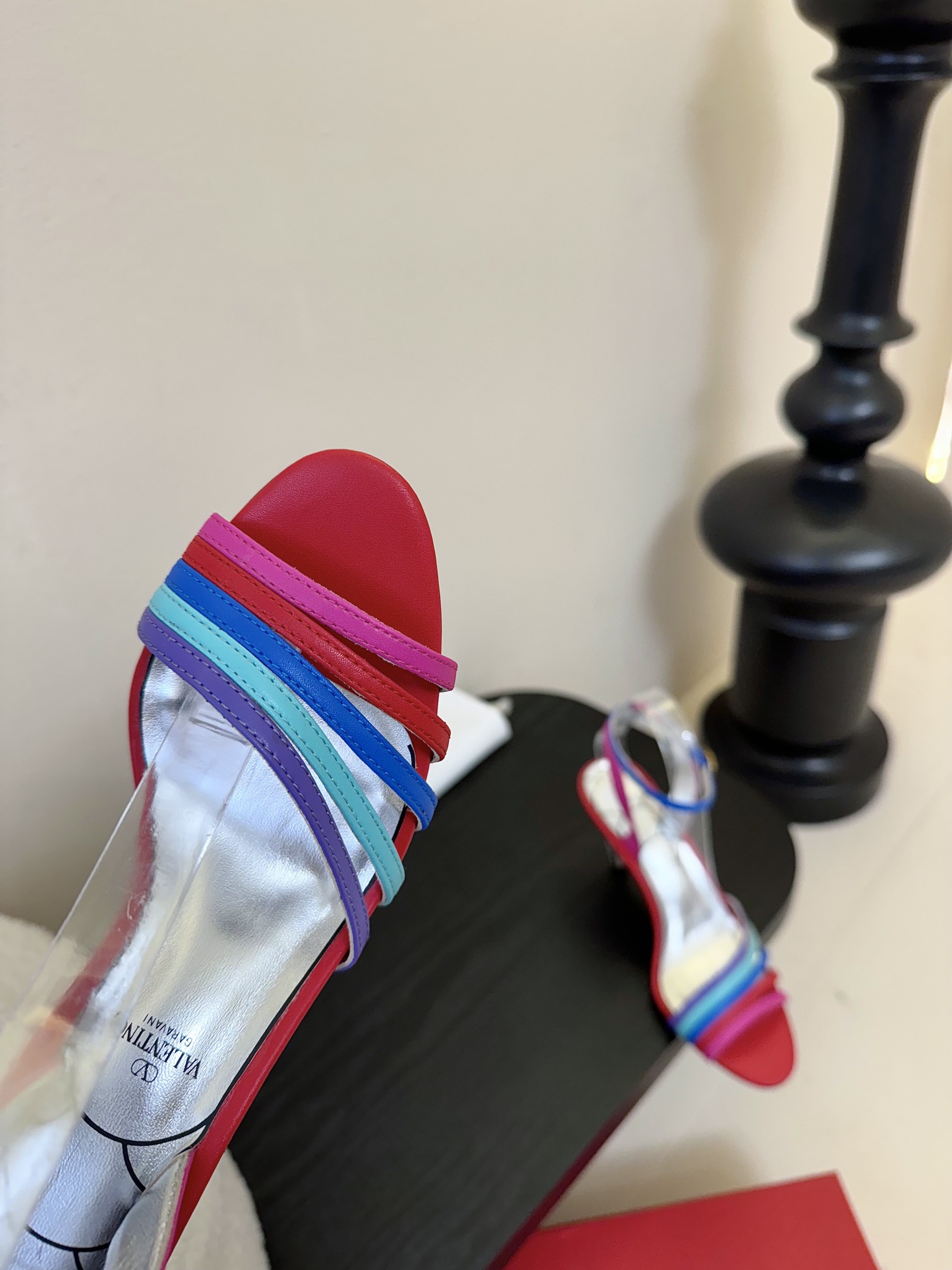 
Valentino/华伦天奴25ss
新品凉鞋
高辨识度的个人风格靠拢
立体镂空蝴蝶结装饰灵动又温柔

