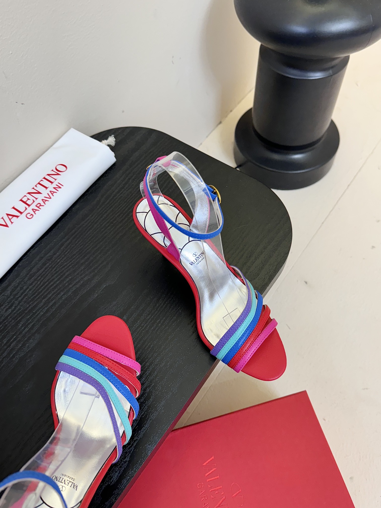 
Valentino/华伦天奴25ss
新品凉鞋
高辨识度的个人风格靠拢
立体镂空蝴蝶结装饰灵动又温柔
