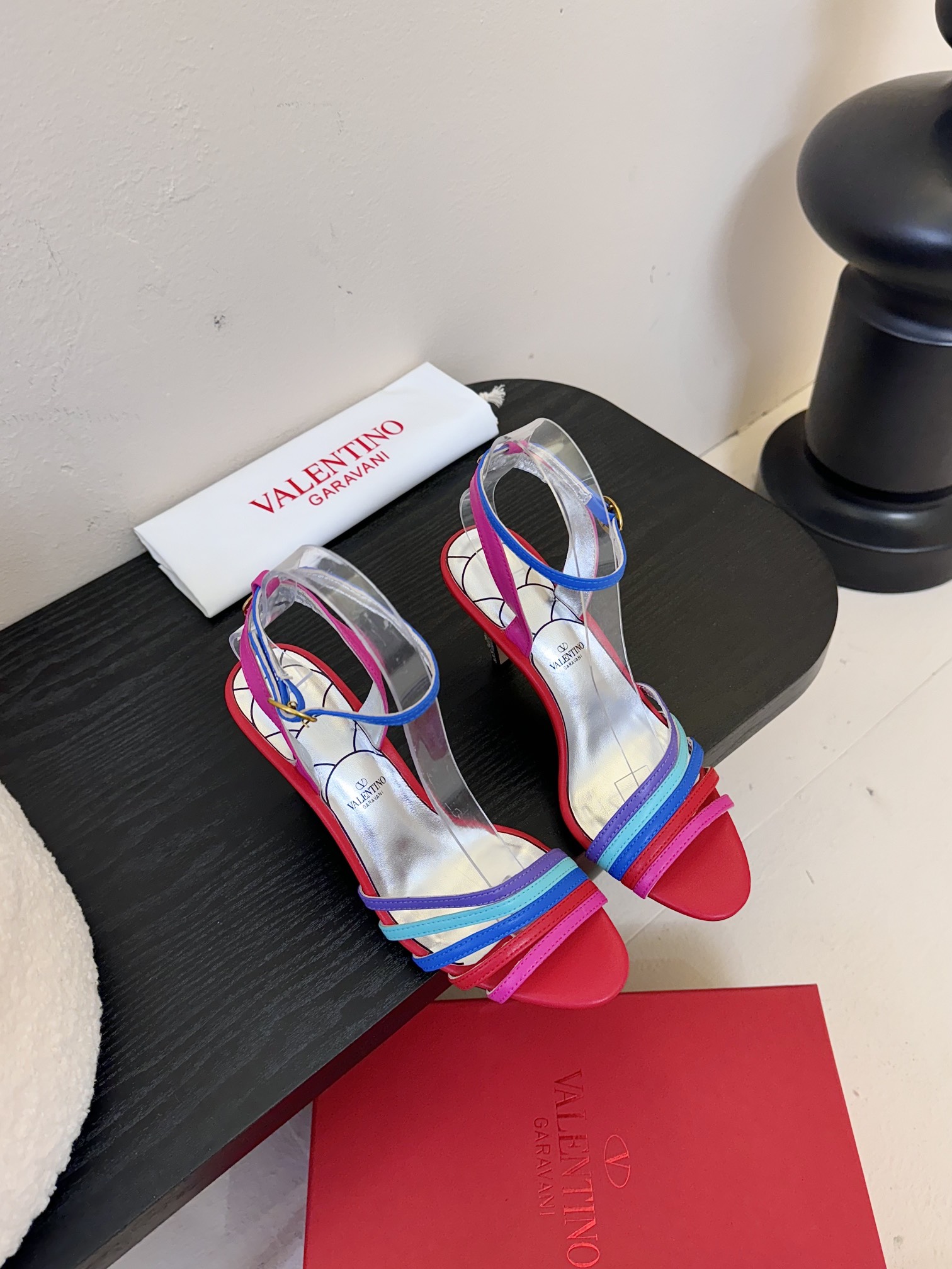 
Valentino/华伦天奴25ss
新品凉鞋
高辨识度的个人风格靠拢
立体镂空蝴蝶结装饰灵动又温柔
