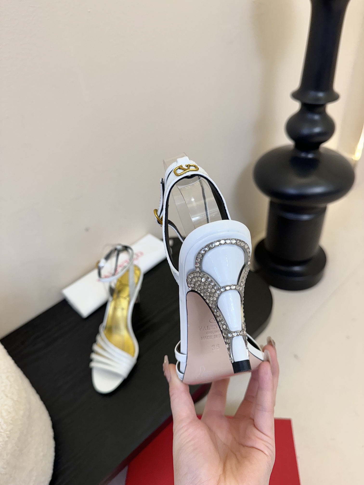 
Valentino/华伦天奴25ss
新品凉鞋
高辨识度的个人风格靠拢
立体镂空蝴蝶结装饰灵动又温柔
