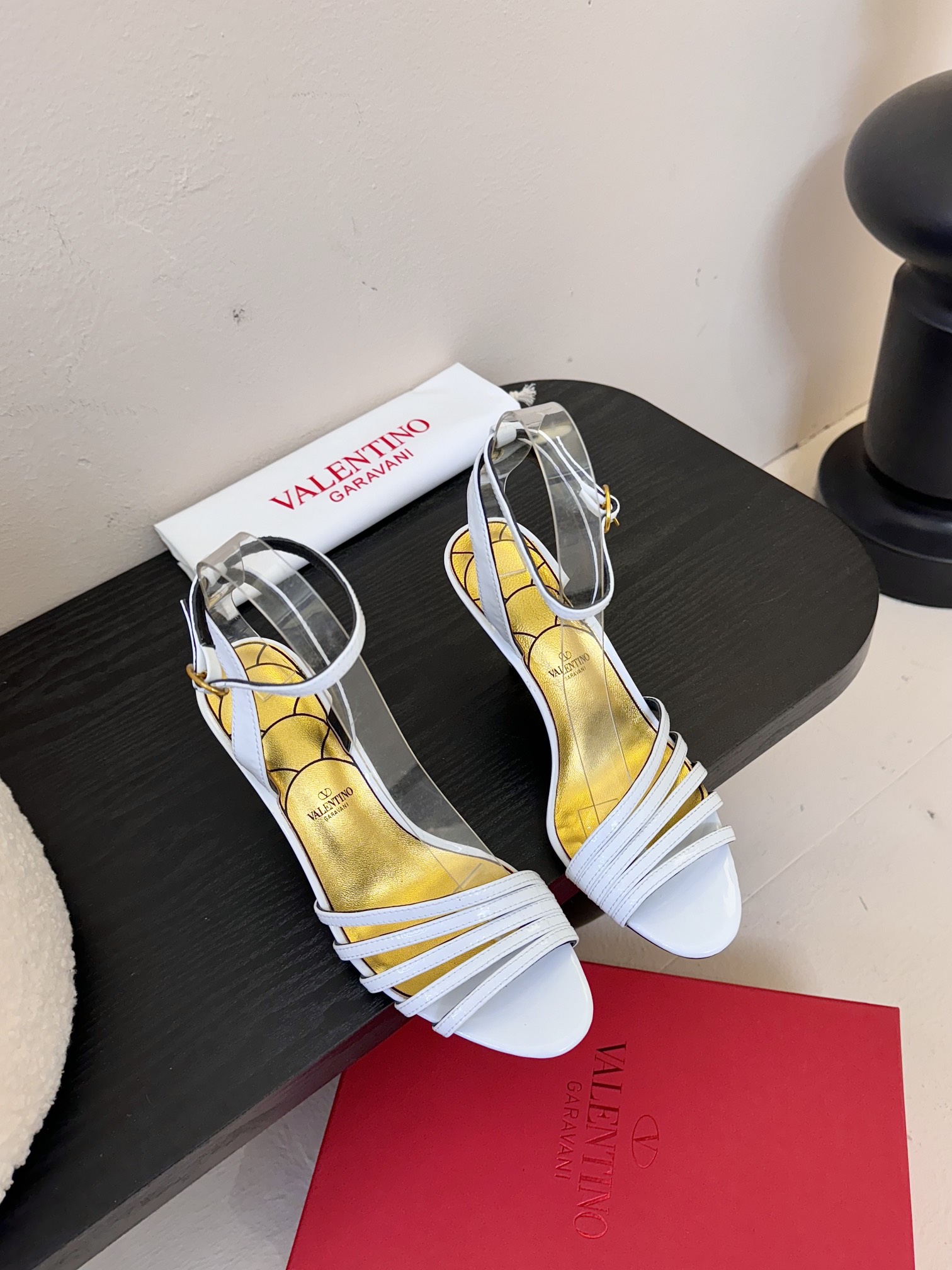 
Valentino/华伦天奴25ss
新品凉鞋
高辨识度的个人风格靠拢
立体镂空蝴蝶结装饰灵动又温柔
