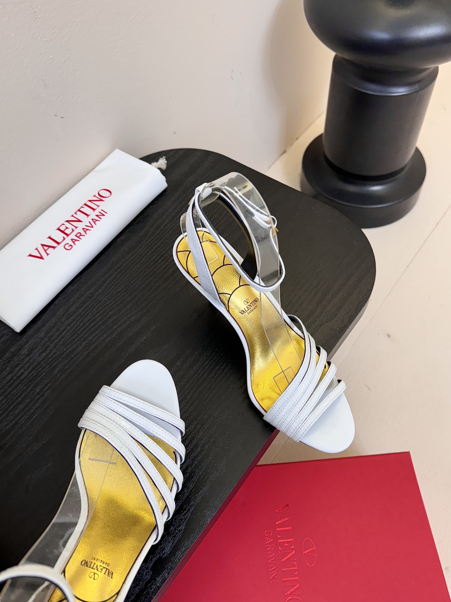 
Valentino/华伦天奴25ss
新品凉鞋
高辨识度的个人风格靠拢
立体镂空蝴蝶结装饰灵动又温柔
