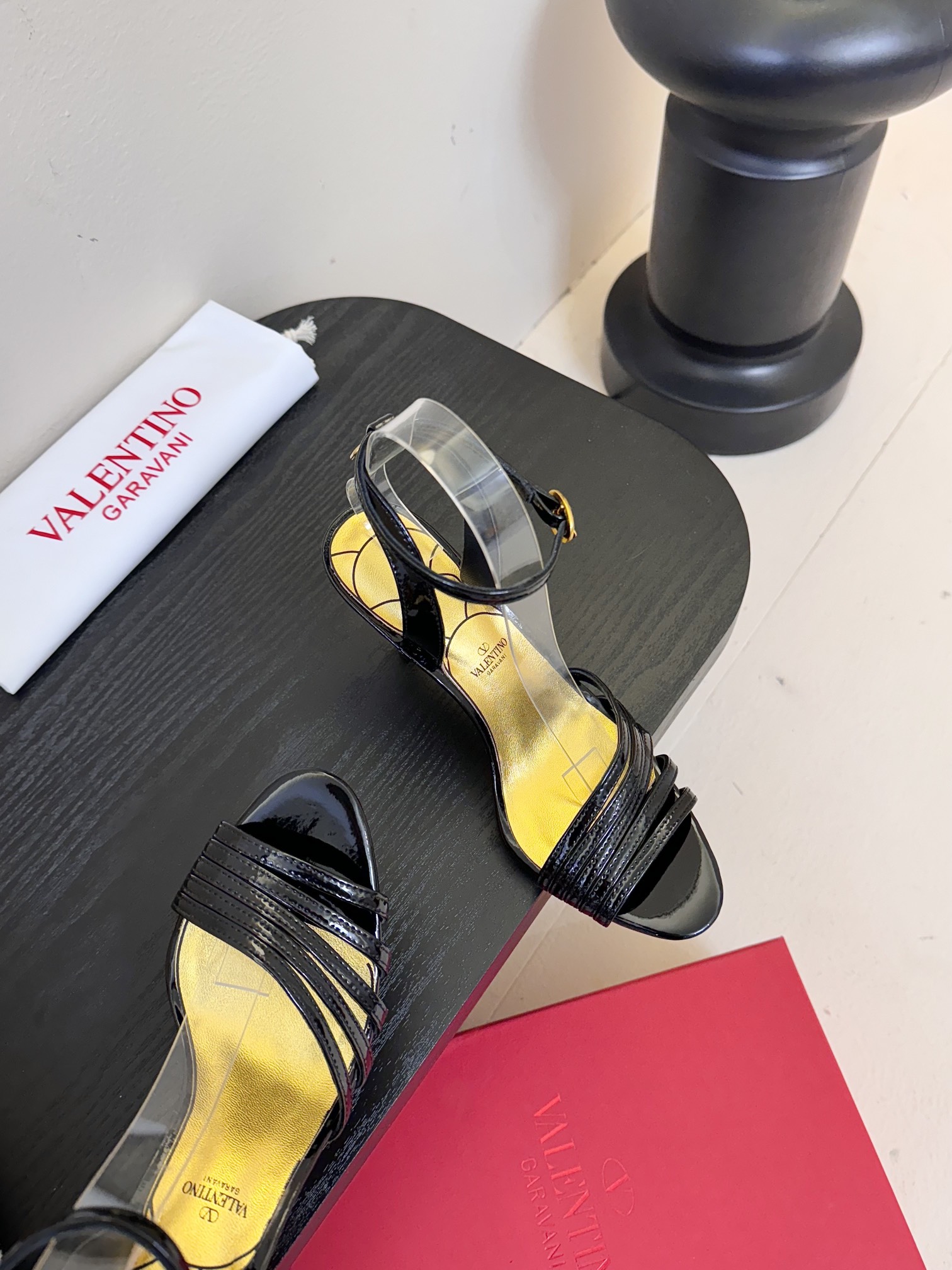 
Valentino/华伦天奴25ss
新品凉鞋
高辨识度的个人风格靠拢
立体镂空蝴蝶结装饰灵动又温柔
