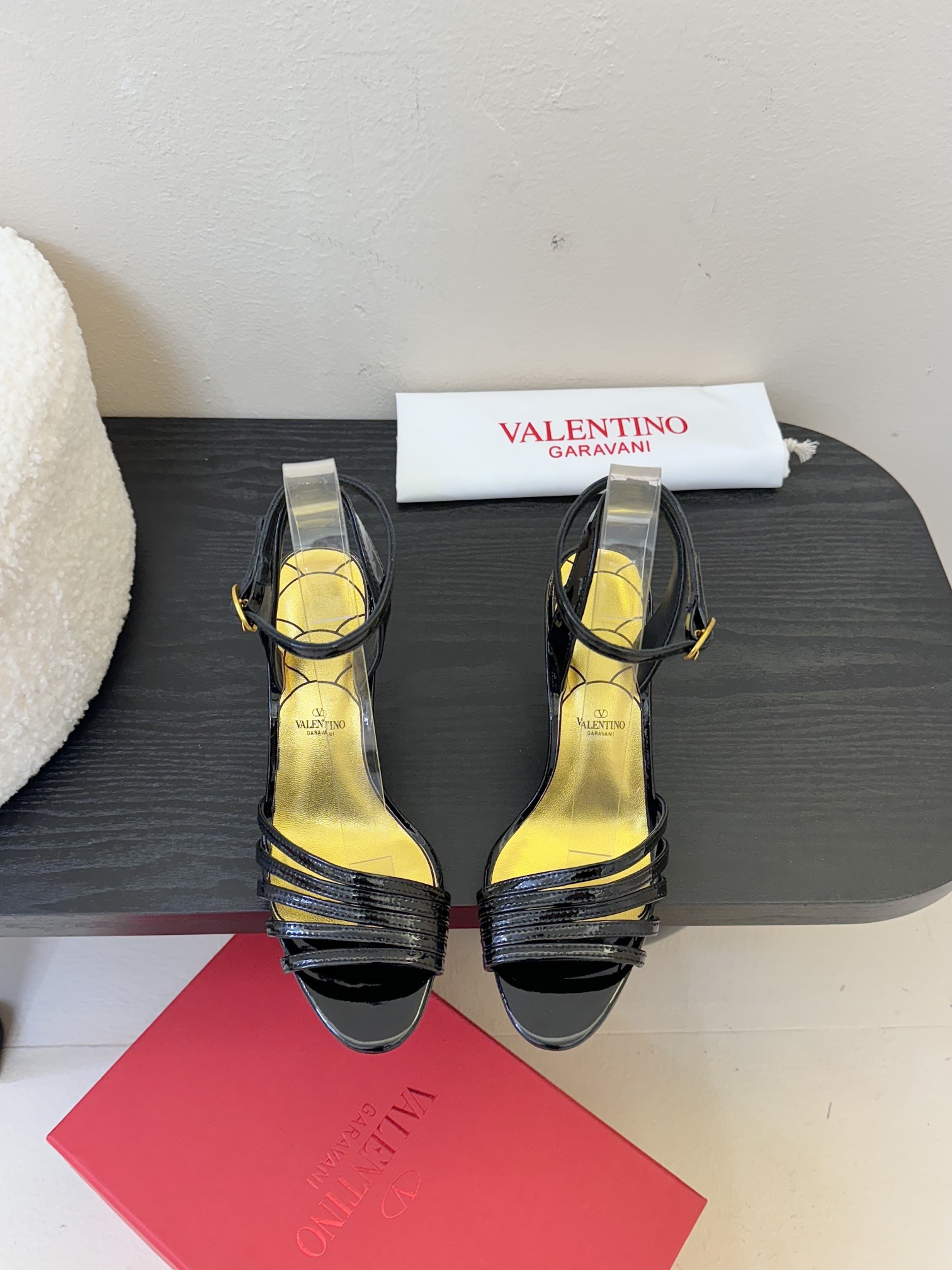 
Valentino/华伦天奴25ss
新品凉鞋
高辨识度的个人风格靠拢
立体镂空蝴蝶结装饰灵动又温柔
