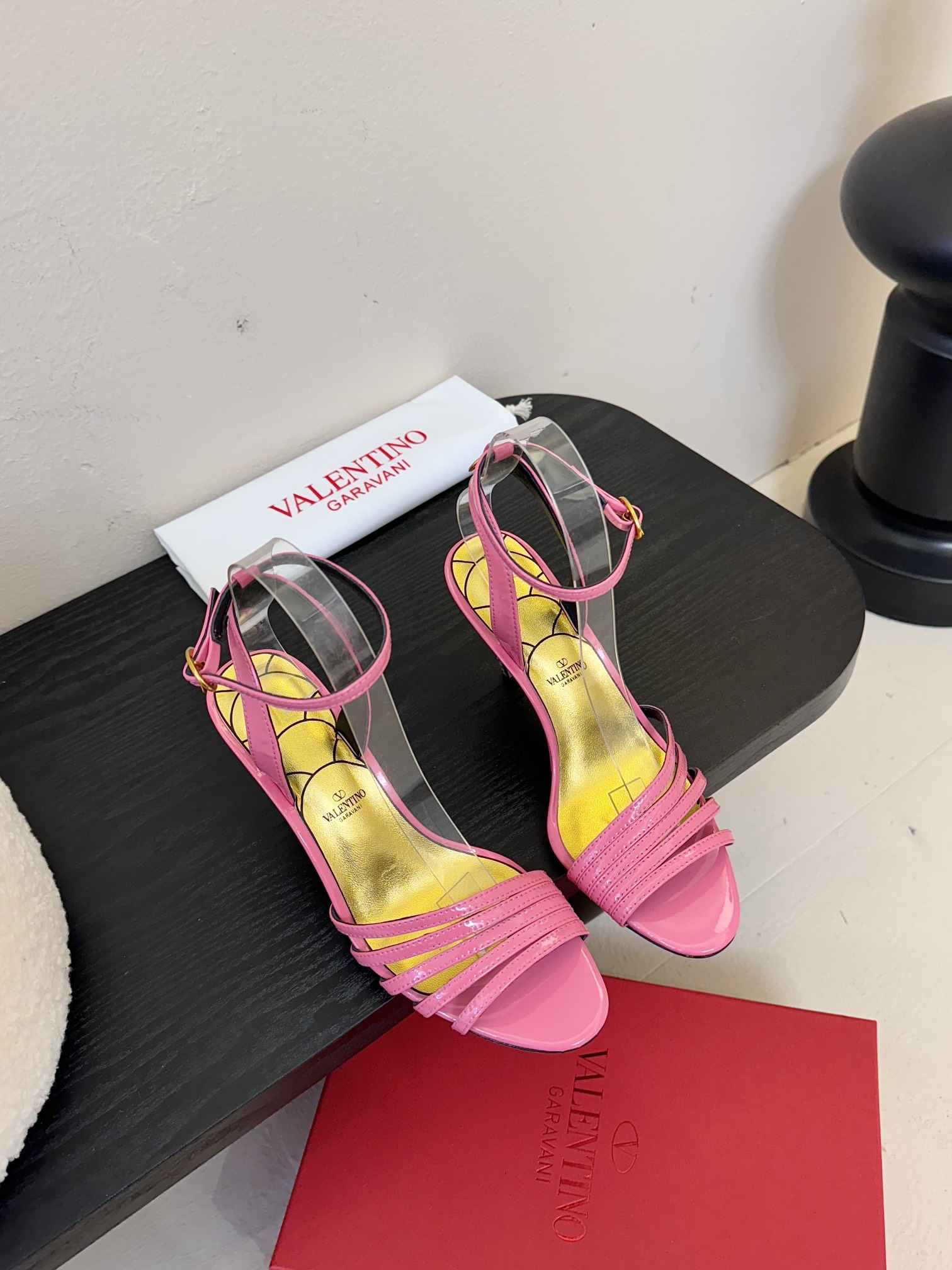 
Valentino/华伦天奴25ss
新品凉鞋
高辨识度的个人风格靠拢
立体镂空蝴蝶结装饰灵动又温柔
