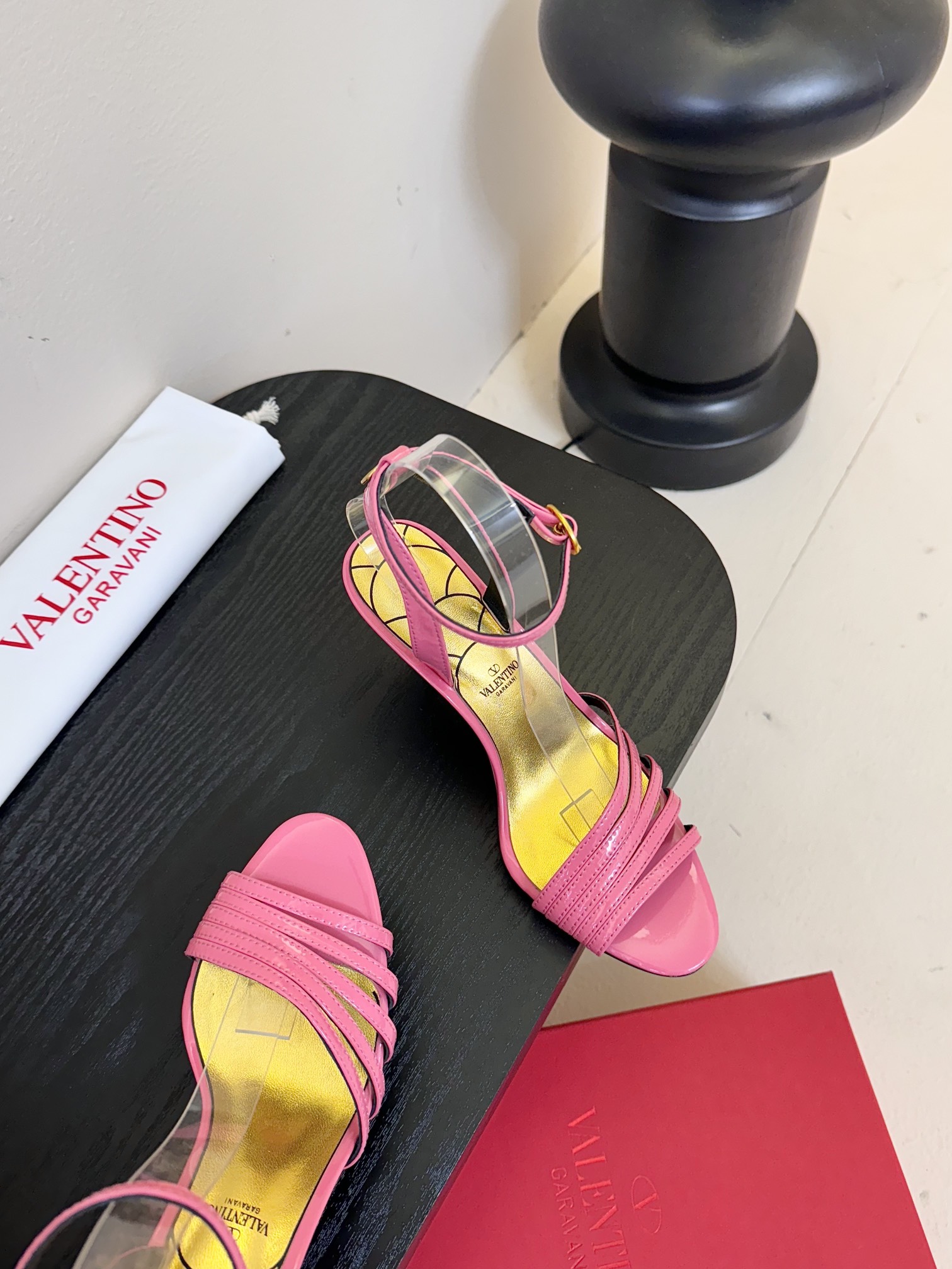 
Valentino/华伦天奴25ss
新品凉鞋
高辨识度的个人风格靠拢
立体镂空蝴蝶结装饰灵动又温柔
