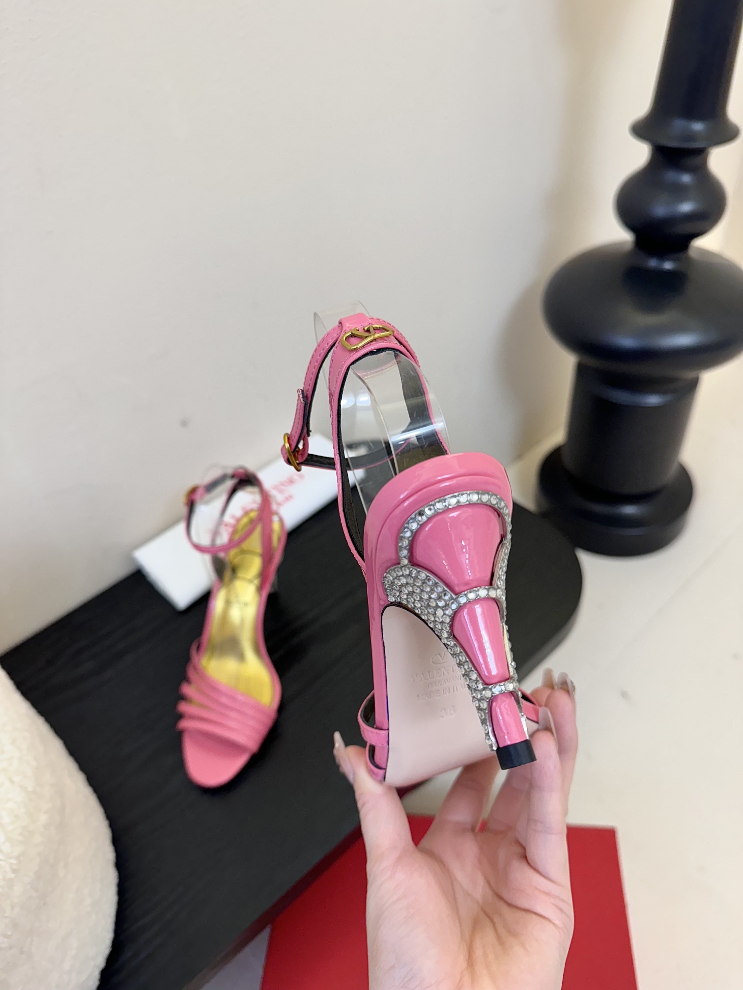 
Valentino/华伦天奴25ss
新品凉鞋
高辨识度的个人风格靠拢
立体镂空蝴蝶结装饰灵动又温柔
