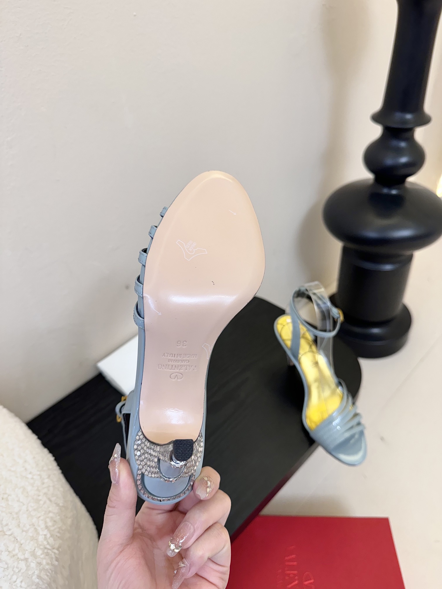 
Valentino/华伦天奴25ss
新品凉鞋
高辨识度的个人风格靠拢
立体镂空蝴蝶结装饰灵动又温柔
