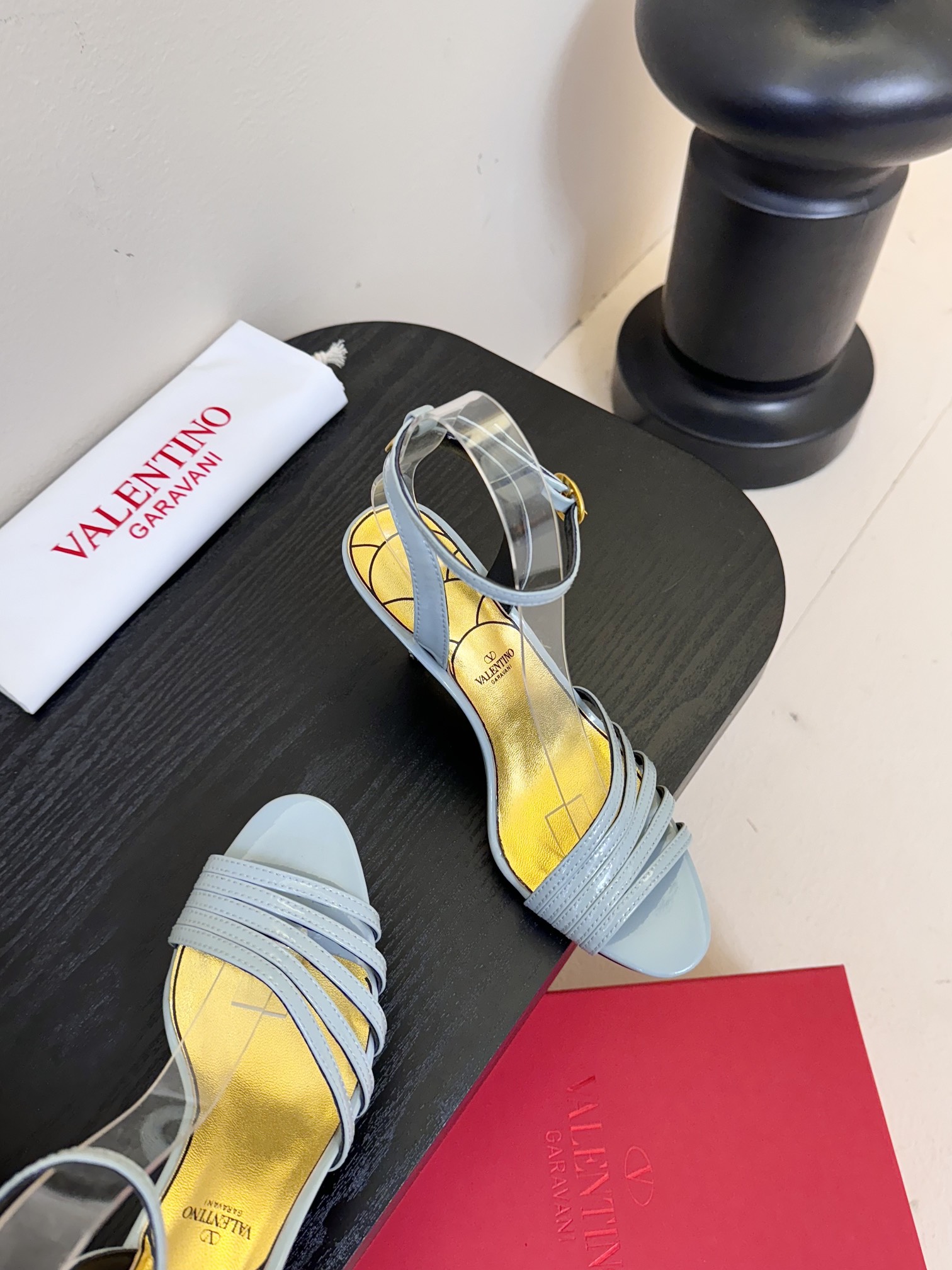 
Valentino/华伦天奴25ss
新品凉鞋
高辨识度的个人风格靠拢
立体镂空蝴蝶结装饰灵动又温柔
