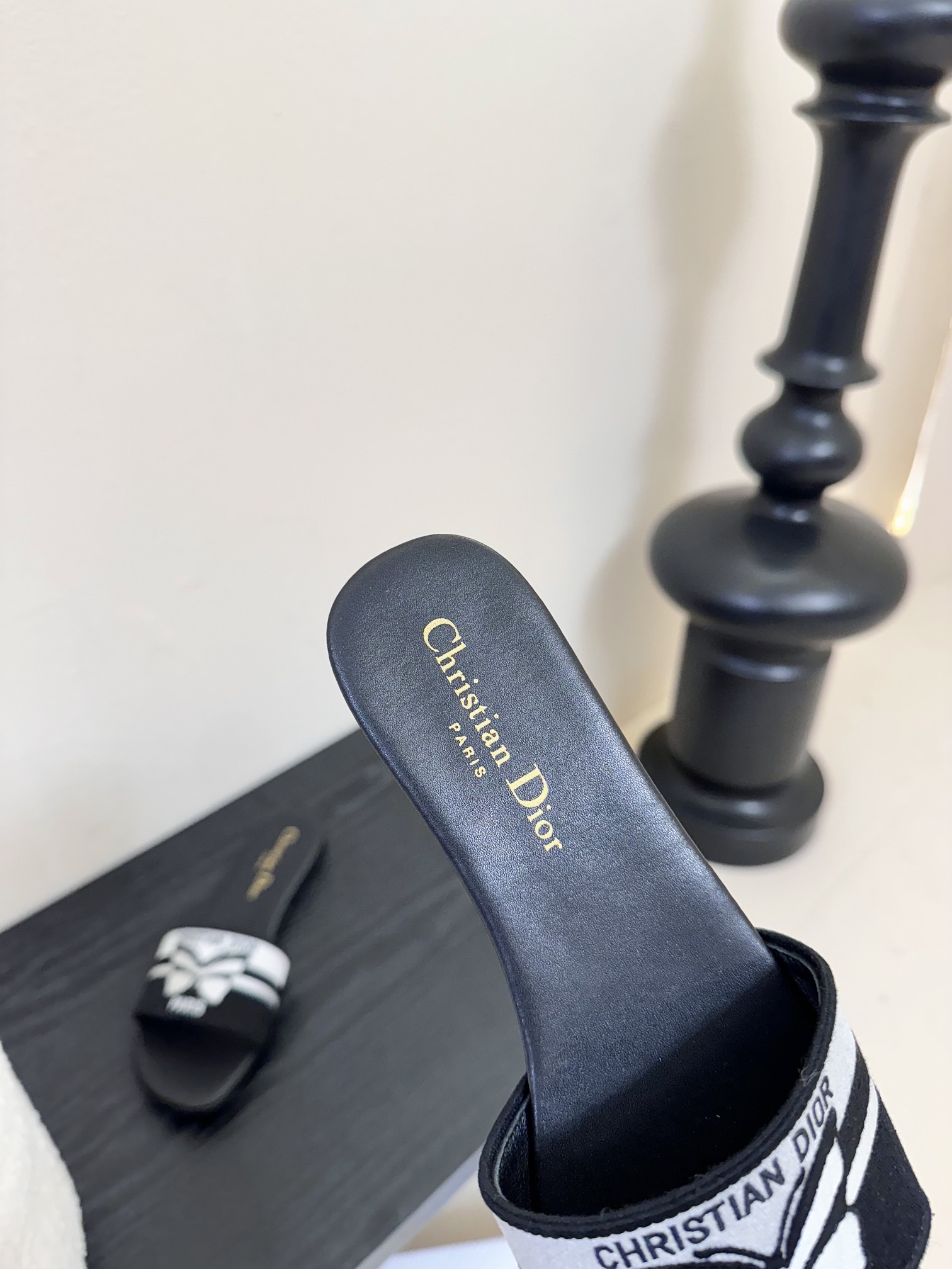 
迪奥 Dior 2025新元素MISS DIOR 春夏新款一字拖拼色女鞋 CD字母logo立体刺绣圆柱