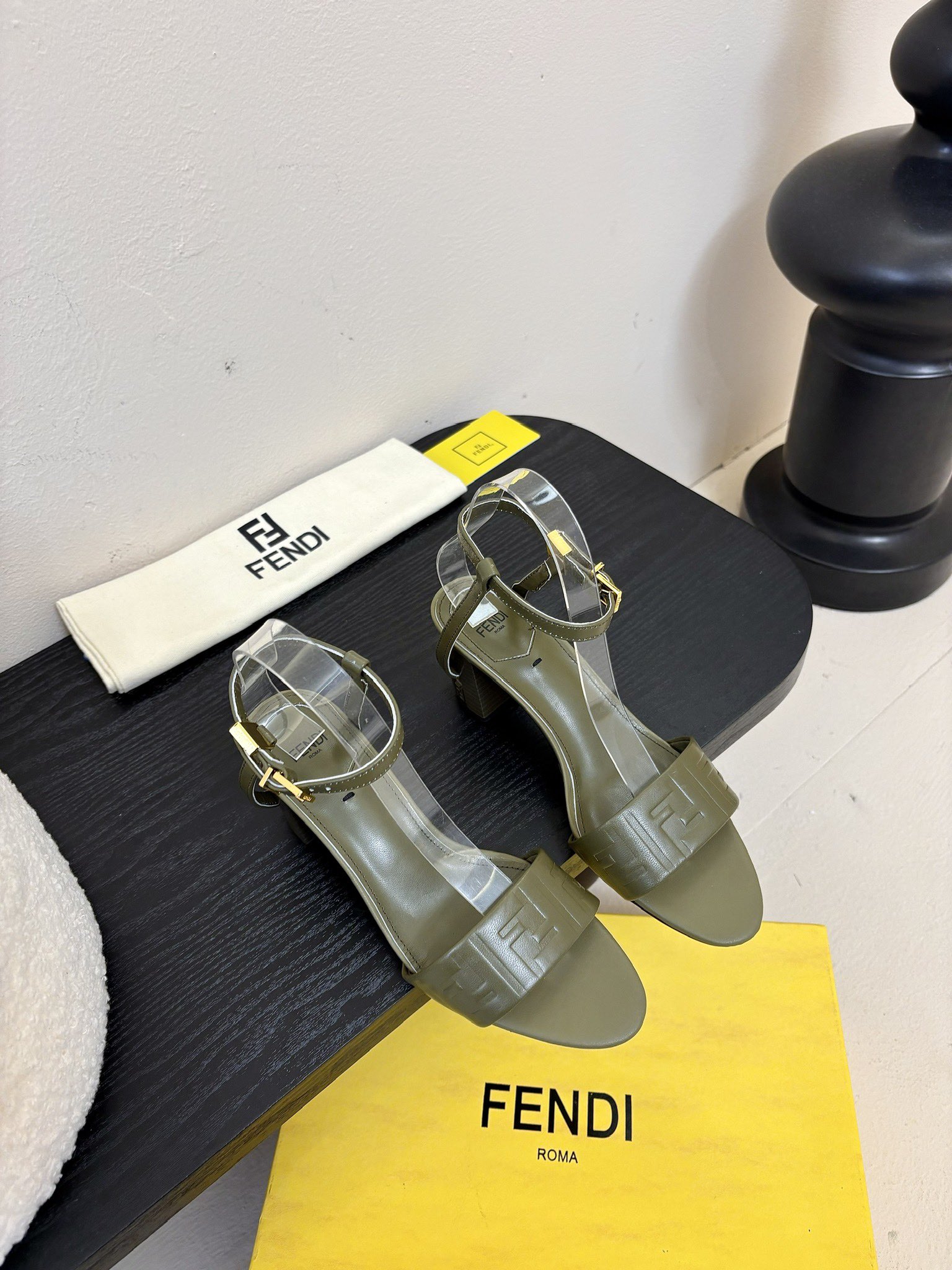 
芬迪𝗙𝗘𝗡𝗗𝗜.24ss走秀主推系列，新品上线，芬迪家具桌脚设计灵感改创于今年秀场的主推系列鞋履。

