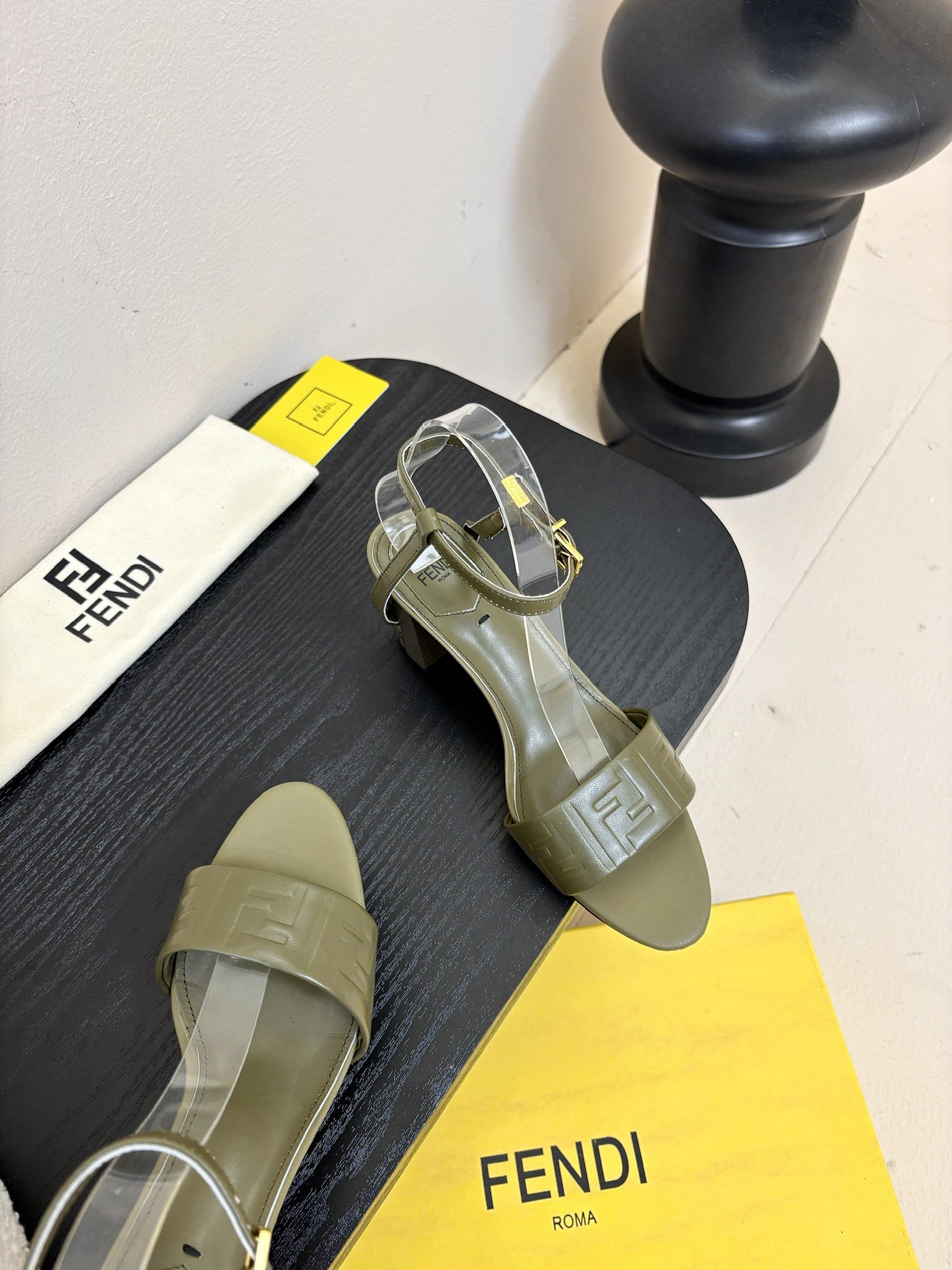 
芬迪𝗙𝗘𝗡𝗗𝗜.24ss走秀主推系列，新品上线，芬迪家具桌脚设计灵感改创于今年秀场的主推系列鞋履。

