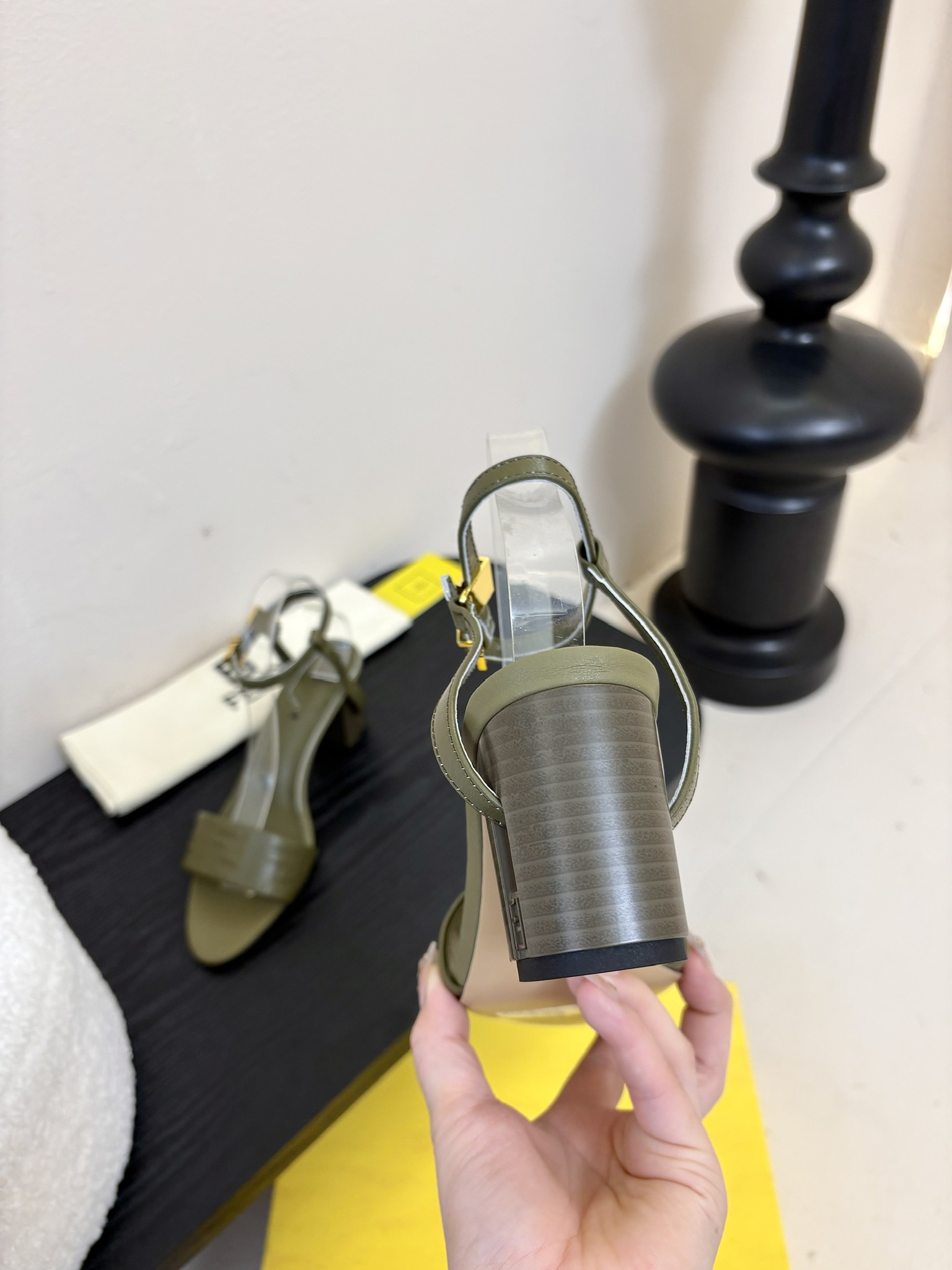 
芬迪𝗙𝗘𝗡𝗗𝗜.24ss走秀主推系列，新品上线，芬迪家具桌脚设计灵感改创于今年秀场的主推系列鞋履。

