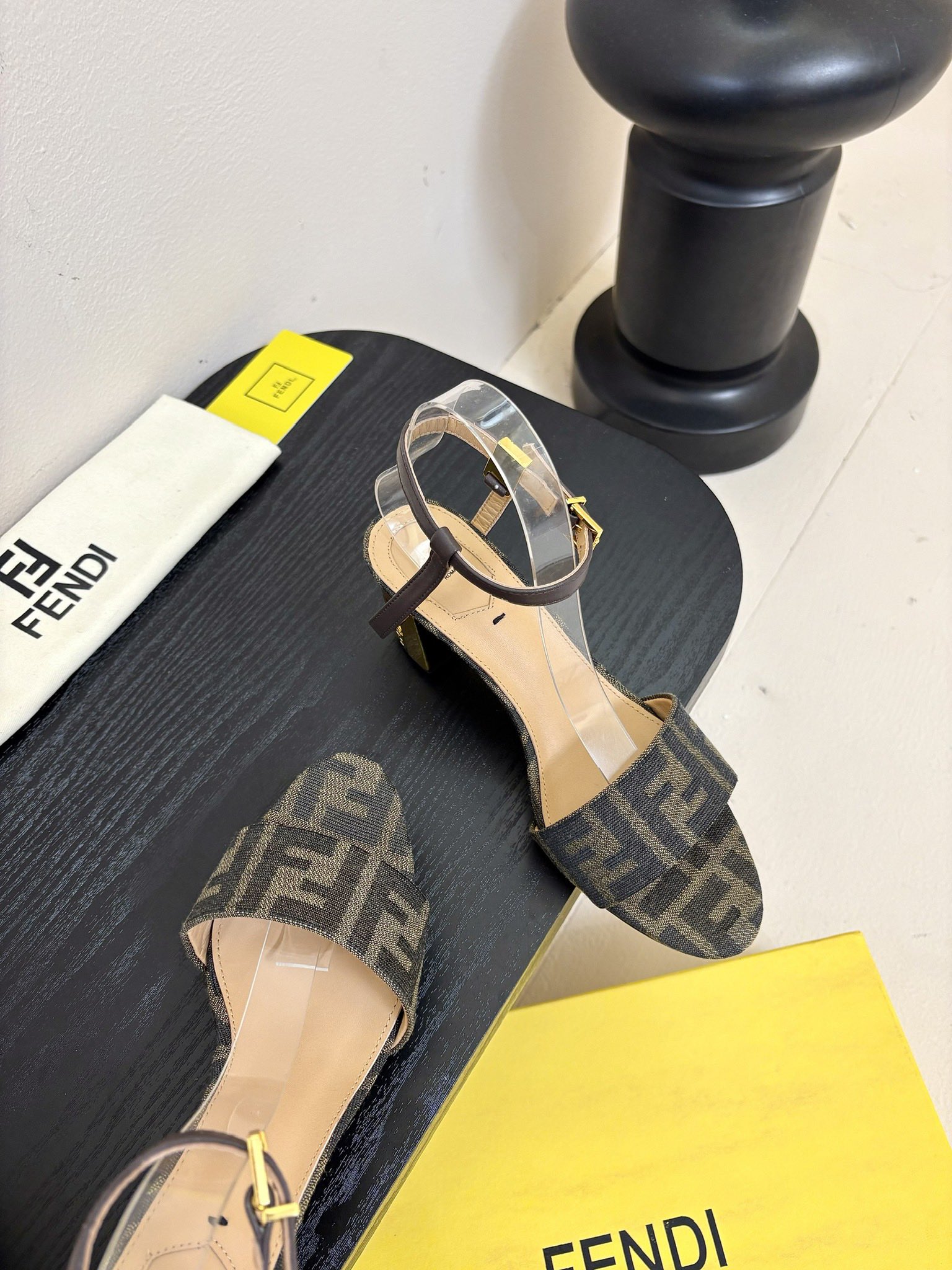 
芬迪𝗙𝗘𝗡𝗗𝗜.24ss走秀主推系列，新品上线，芬迪家具桌脚设计灵感改创于今年秀场的主推系列鞋履。

