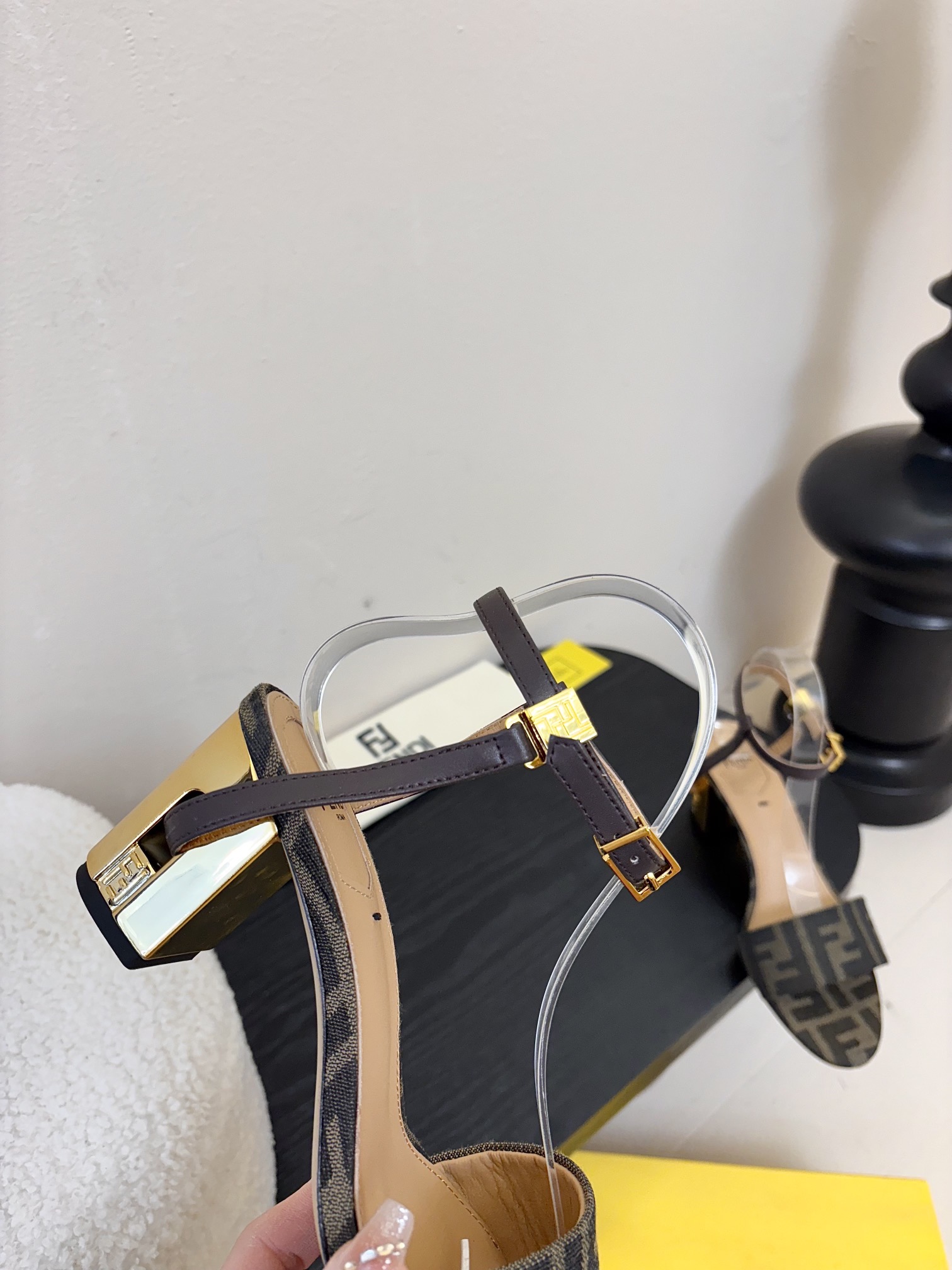 
芬迪𝗙𝗘𝗡𝗗𝗜.24ss走秀主推系列，新品上线，芬迪家具桌脚设计灵感改创于今年秀场的主推系列鞋履。

