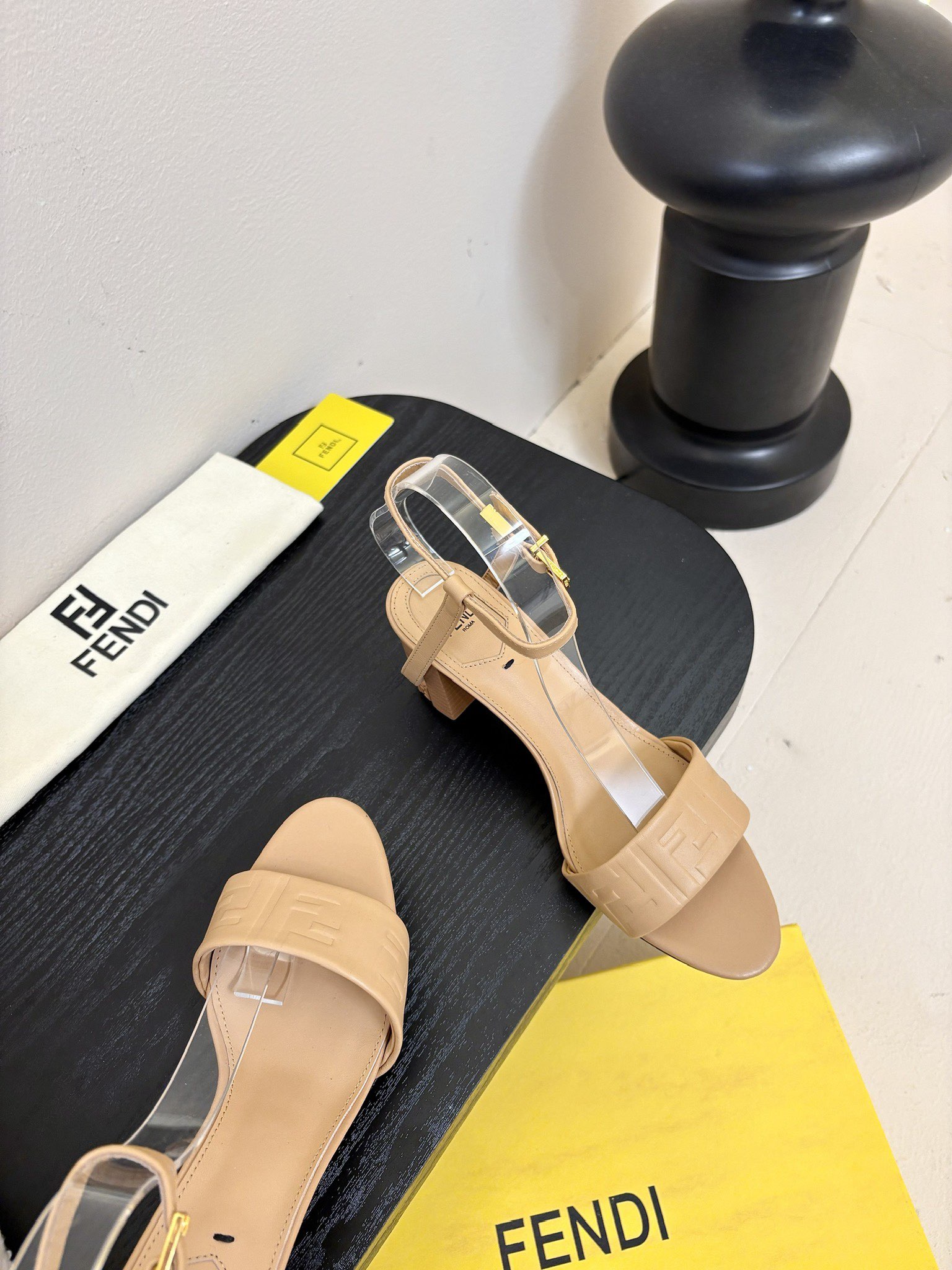 
芬迪𝗙𝗘𝗡𝗗𝗜.24ss走秀主推系列，新品上线，芬迪家具桌脚设计灵感改创于今年秀场的主推系列鞋履。

