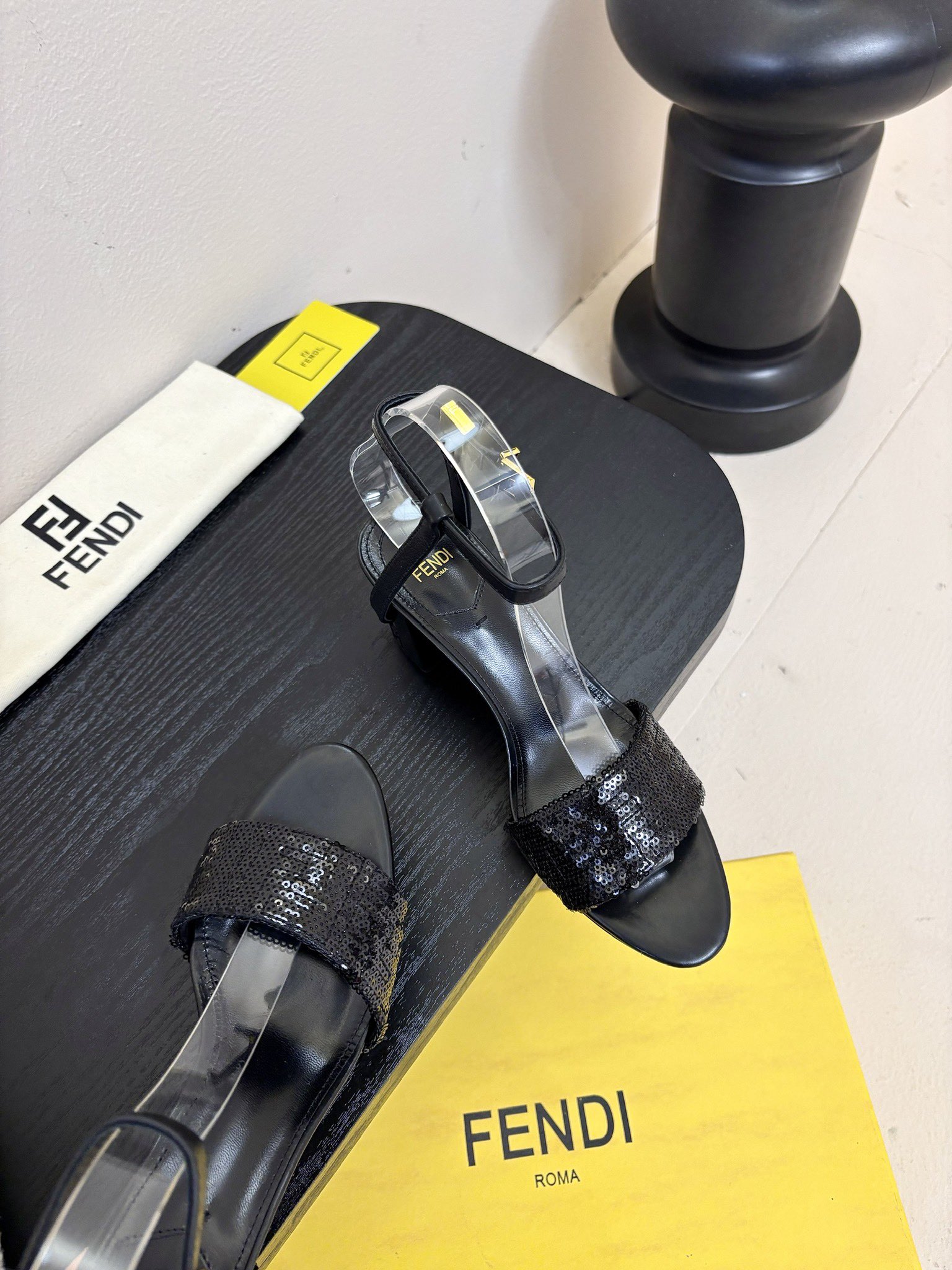 
芬迪𝗙𝗘𝗡𝗗𝗜.24ss走秀主推系列，新品上线，芬迪家具桌脚设计灵感改创于今年秀场的主推系列鞋履。


