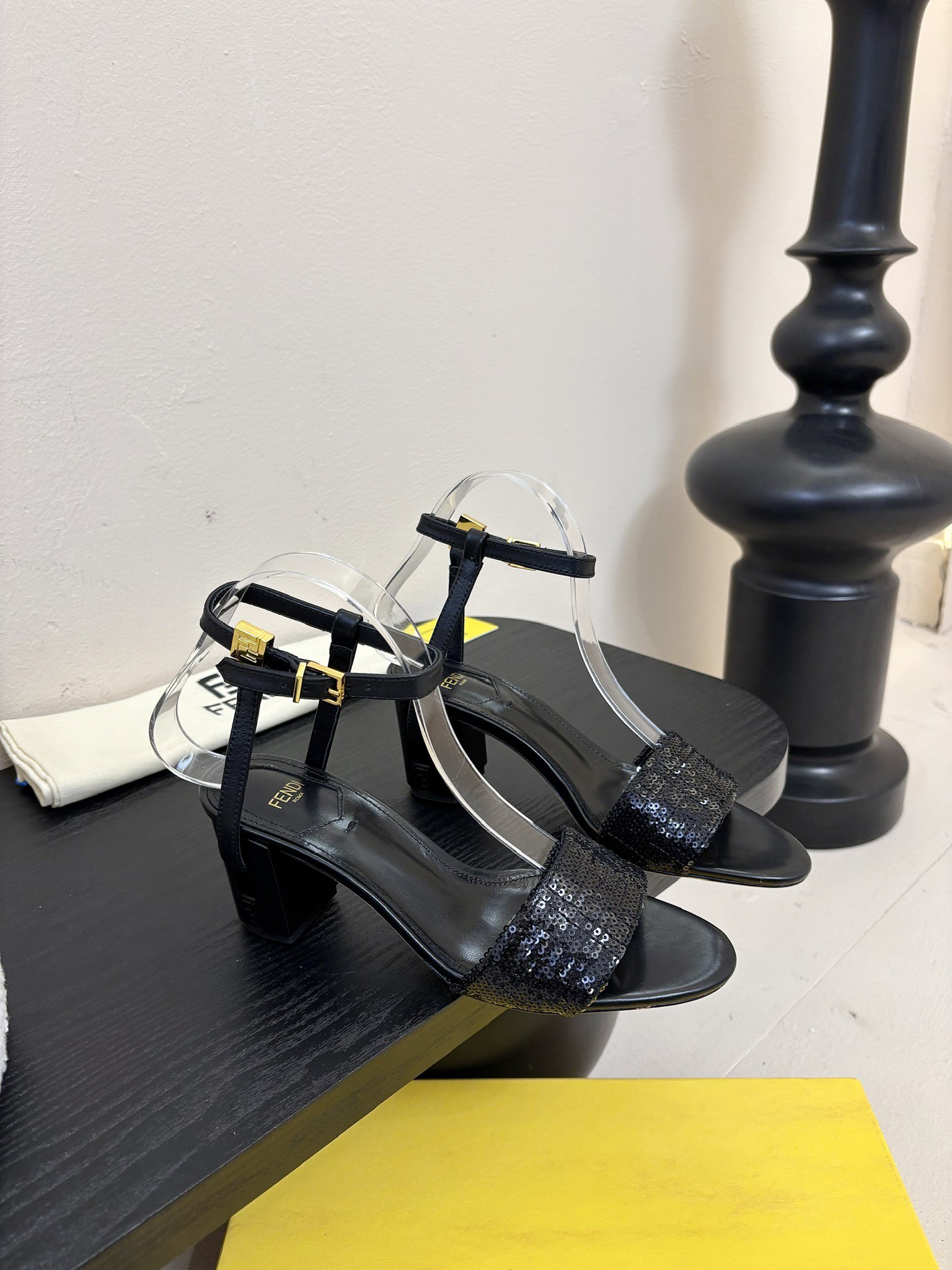 
芬迪𝗙𝗘𝗡𝗗𝗜.24ss走秀主推系列，新品上线，芬迪家具桌脚设计灵感改创于今年秀场的主推系列鞋履。

