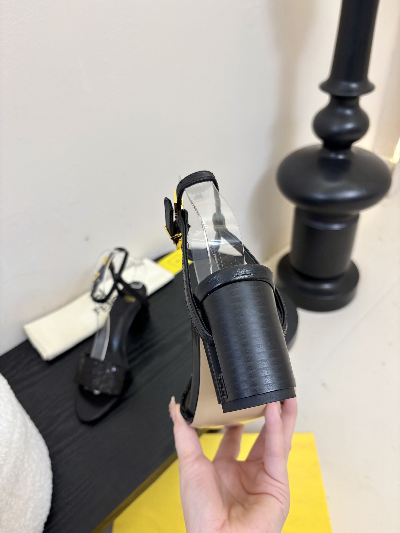 
芬迪𝗙𝗘𝗡𝗗𝗜.24ss走秀主推系列，新品上线，芬迪家具桌脚设计灵感改创于今年秀场的主推系列鞋履。

