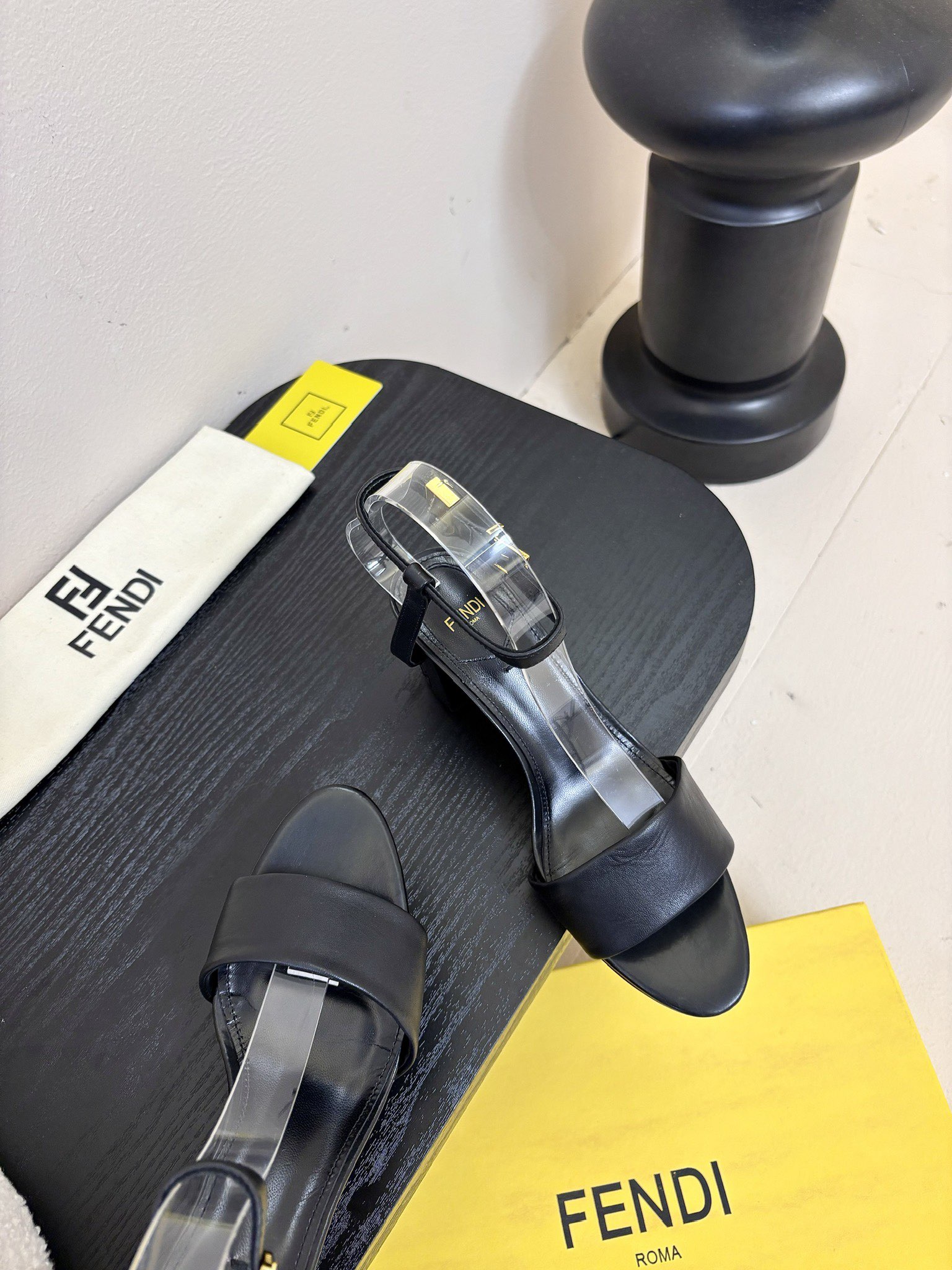 
芬迪𝗙𝗘𝗡𝗗𝗜.24ss走秀主推系列，新品上线，芬迪家具桌脚设计灵感改创于今年秀场的主推系列鞋履。

