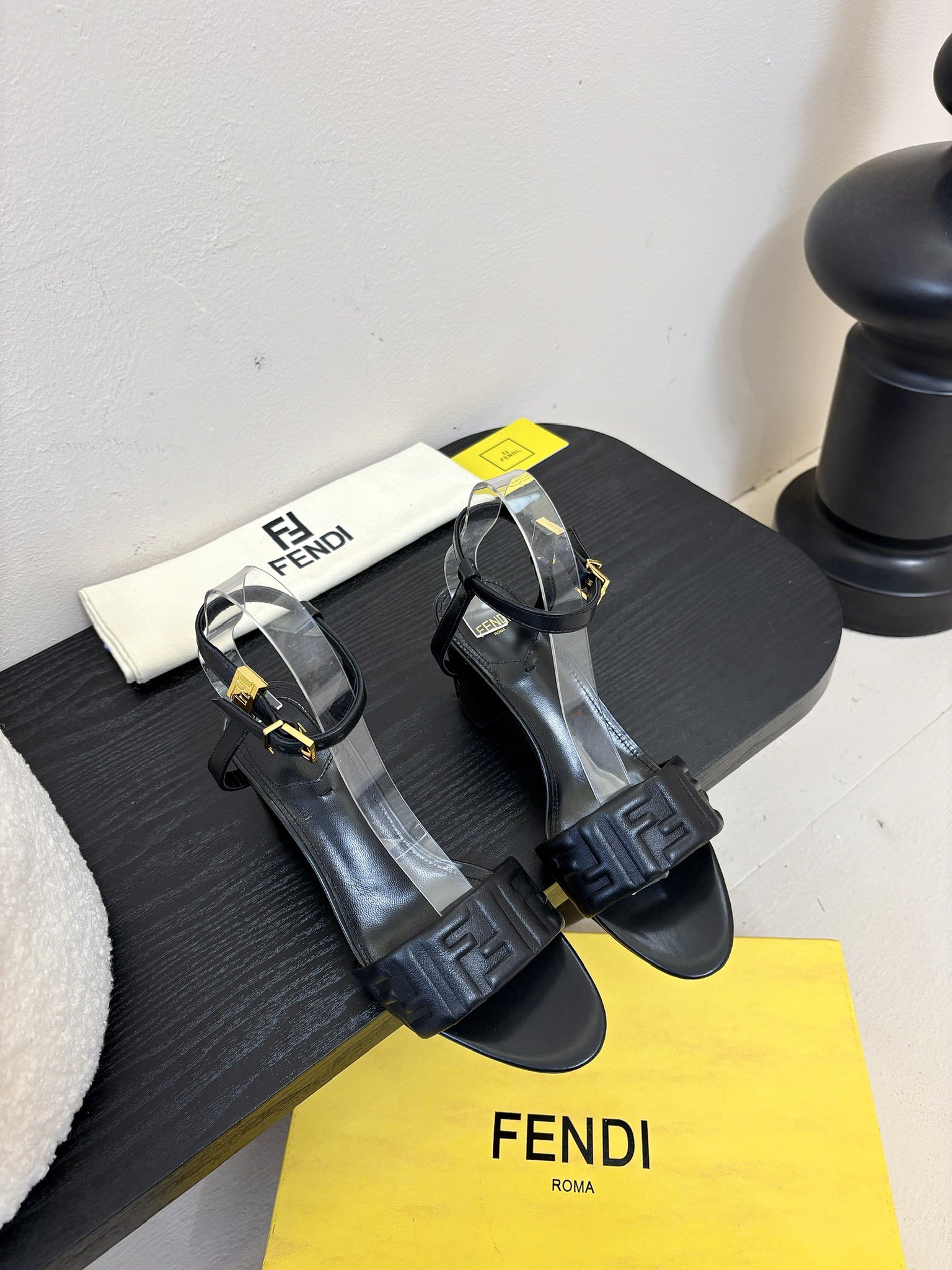 
芬迪𝗙𝗘𝗡𝗗𝗜.24ss走秀主推系列，新品上线，芬迪家具桌脚设计灵感改创于今年秀场的主推系列鞋履。

