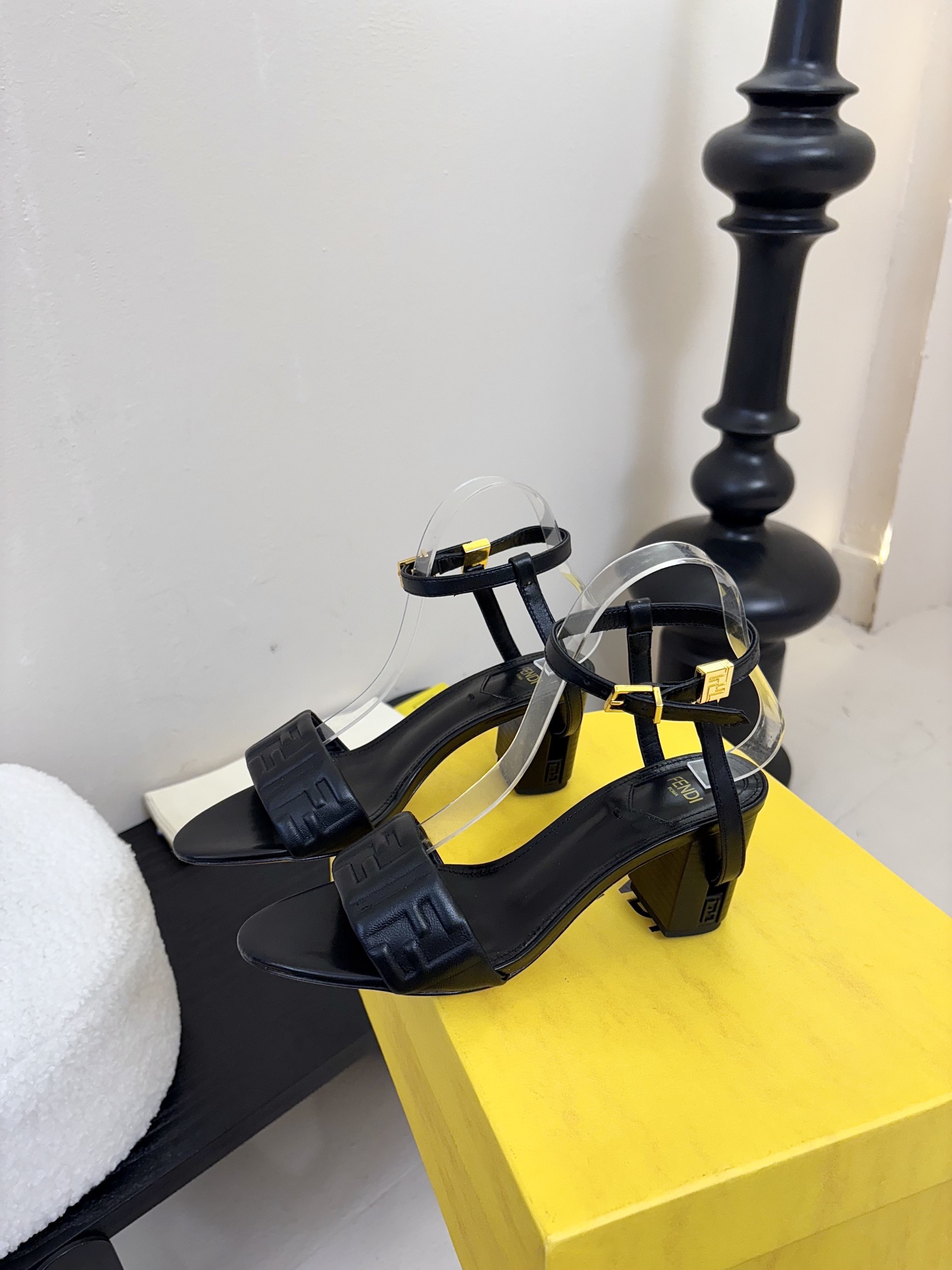 
芬迪𝗙𝗘𝗡𝗗𝗜.24ss走秀主推系列，新品上线，芬迪家具桌脚设计灵感改创于今年秀场的主推系列鞋履。


