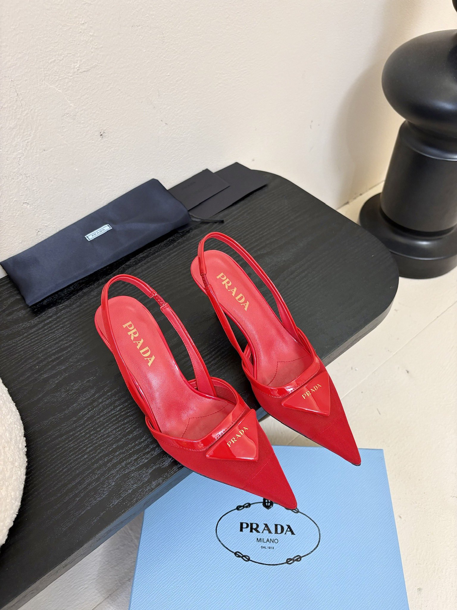 
增加 4颜色 共7颜色
Prada 25ss 早春新款绝美尖头跟鞋 时尚界久违的极简之美

经典时尚配