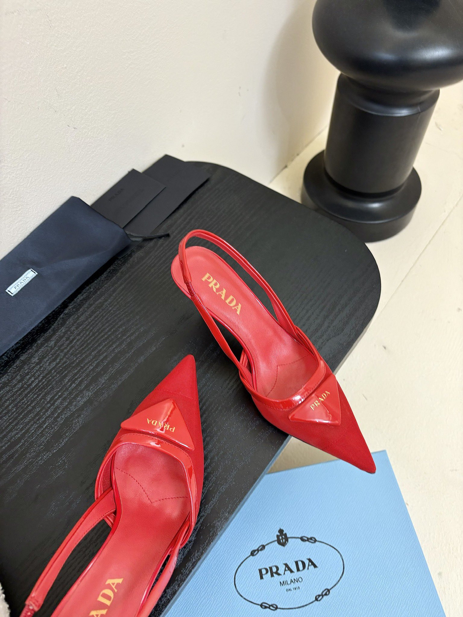 
增加 4颜色 共7颜色
Prada 25ss 早春新款绝美尖头跟鞋 时尚界久违的极简之美

经典时尚配