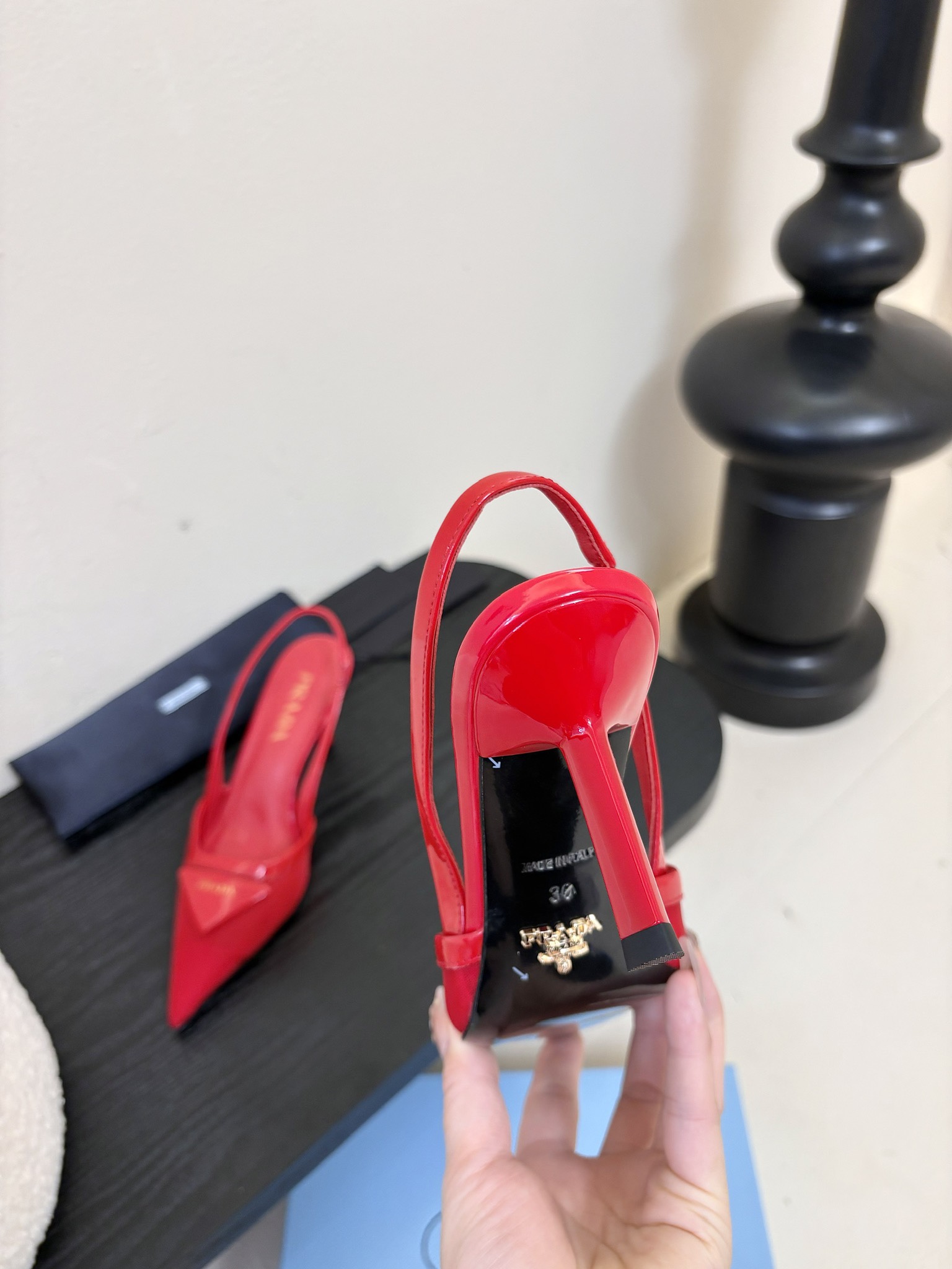 
增加 4颜色 共7颜色
Prada 25ss 早春新款绝美尖头跟鞋 时尚界久违的极简之美

经典时尚配