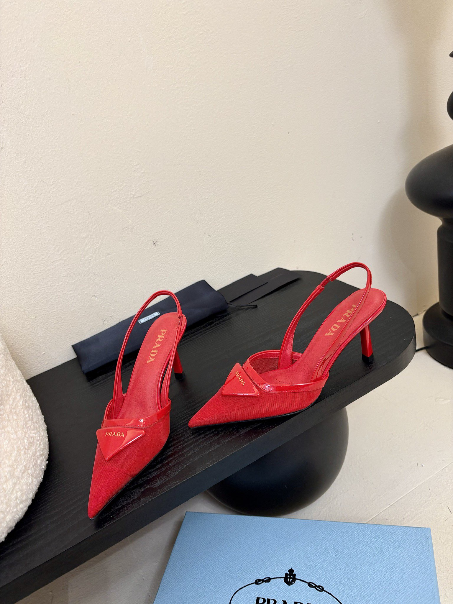 
增加 4颜色 共7颜色
Prada 25ss 早春新款绝美尖头跟鞋 时尚界久违的极简之美

经典时尚配