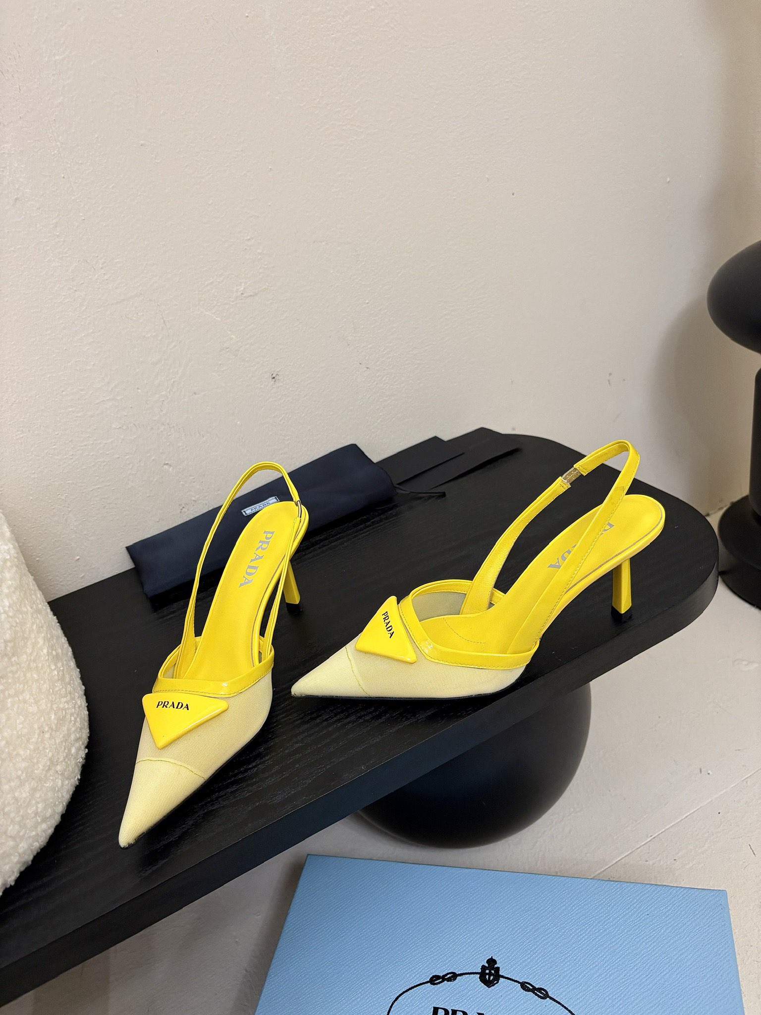 
增加 4颜色 共7颜色
Prada 25ss 早春新款绝美尖头跟鞋 时尚界久违的极简之美

经典时尚配