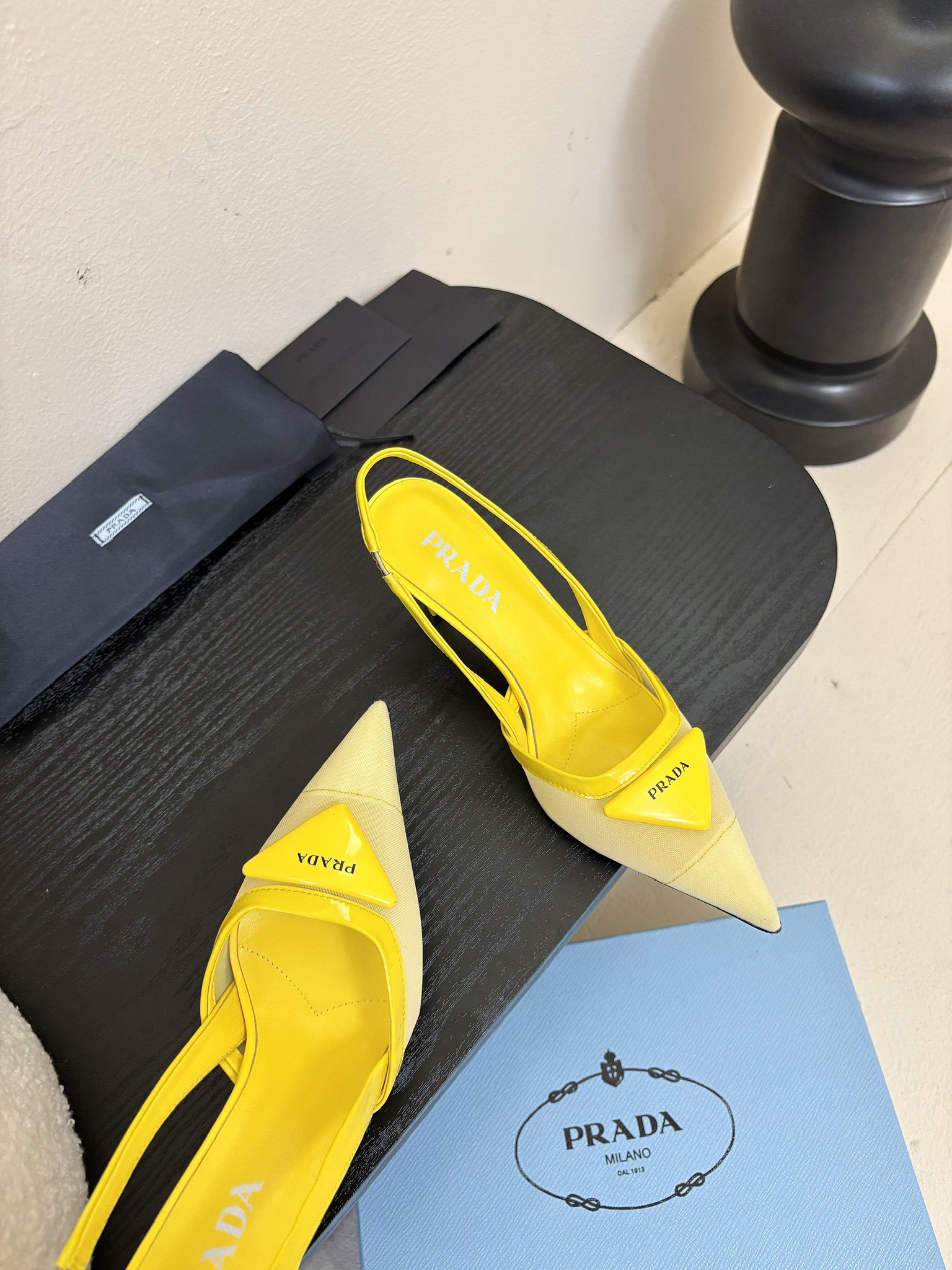 
增加 4颜色 共7颜色
Prada 25ss 早春新款绝美尖头跟鞋 时尚界久违的极简之美

经典时尚配