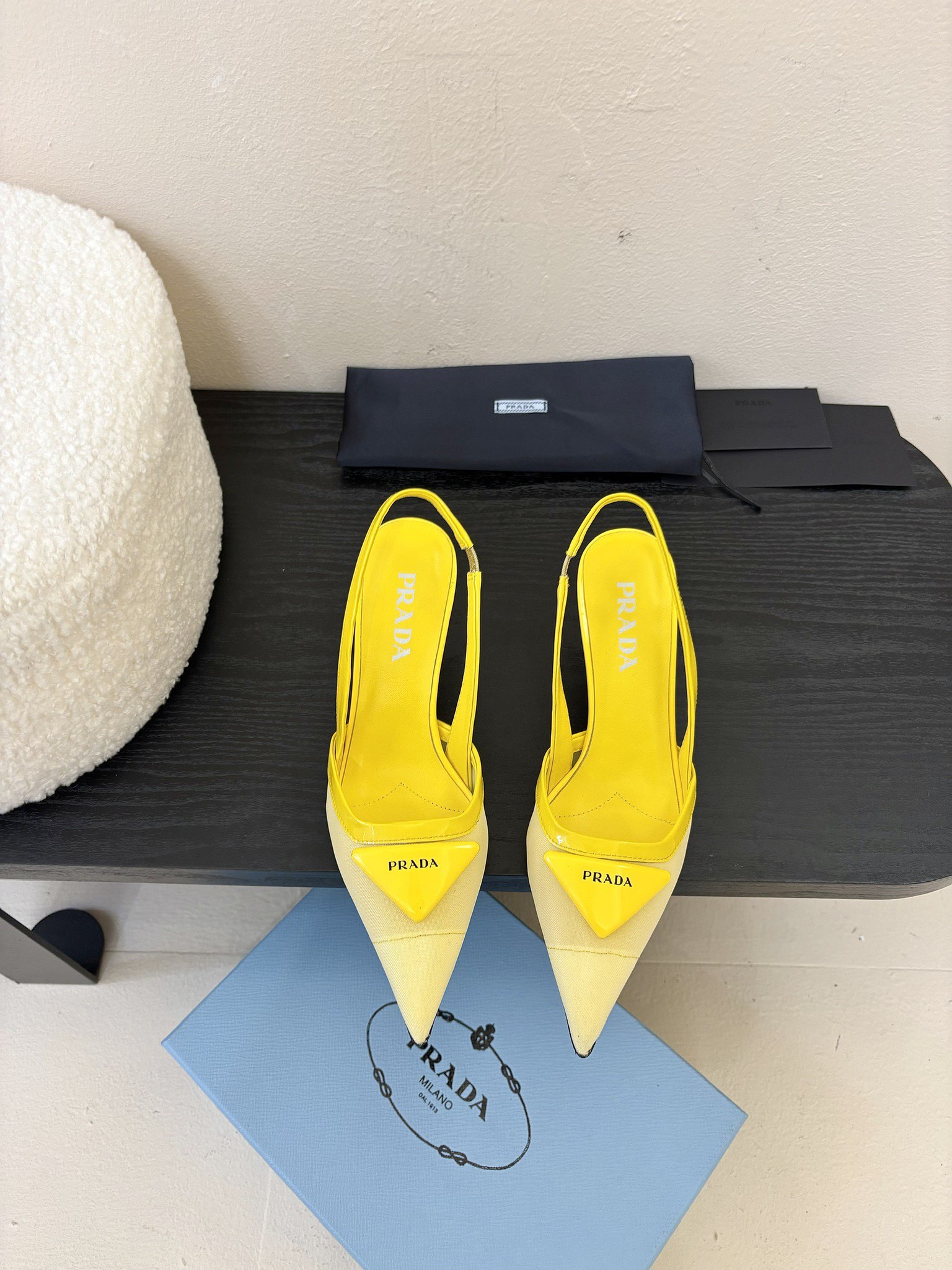 
增加 4颜色 共7颜色
Prada 25ss 早春新款绝美尖头跟鞋 时尚界久违的极简之美

经典时尚配