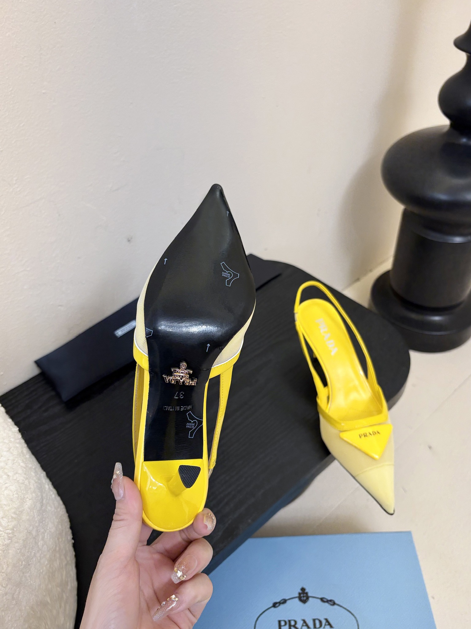 
增加 4颜色 共7颜色
Prada 25ss 早春新款绝美尖头跟鞋 时尚界久违的极简之美

经典时尚配