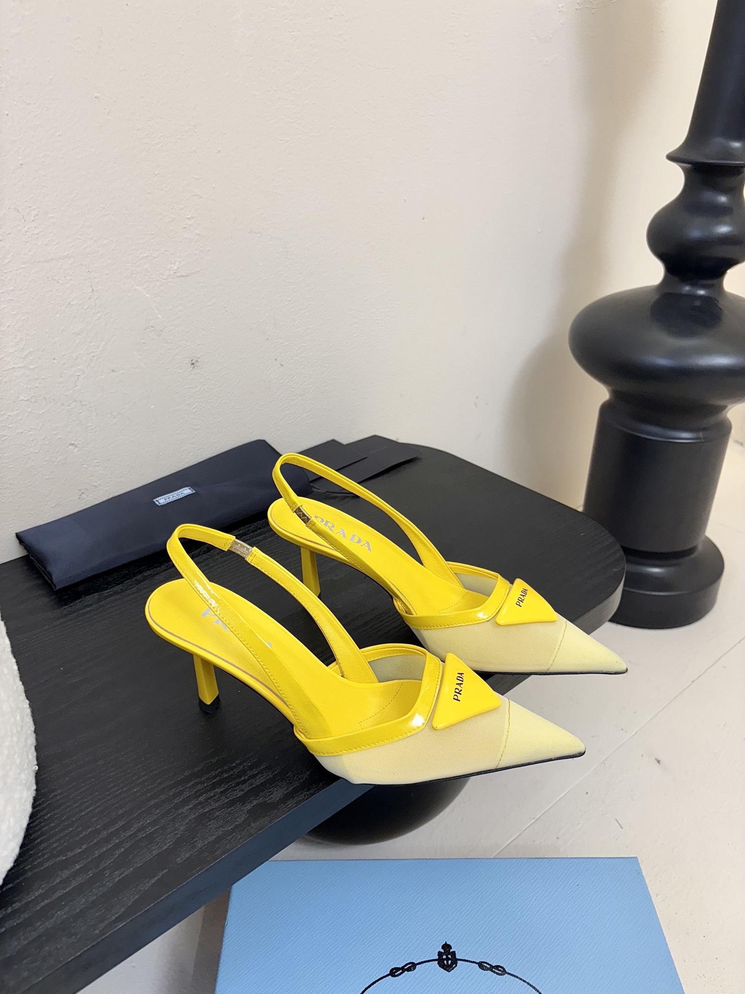 
增加 4颜色 共7颜色
Prada 25ss 早春新款绝美尖头跟鞋 时尚界久违的极简之美

经典时尚配