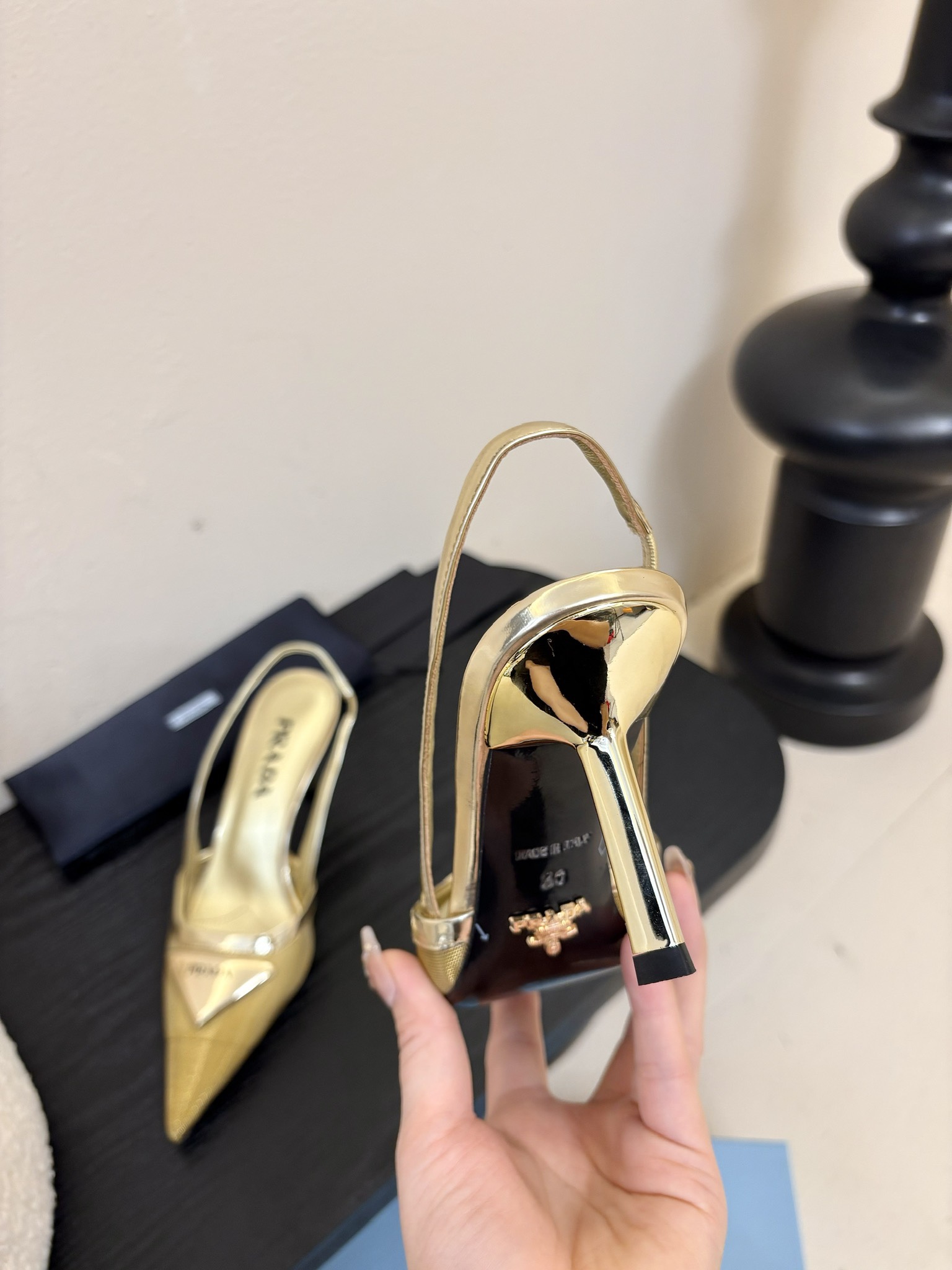 
增加 4颜色 共7颜色
Prada 25ss 早春新款绝美尖头跟鞋 时尚界久违的极简之美

经典时尚配