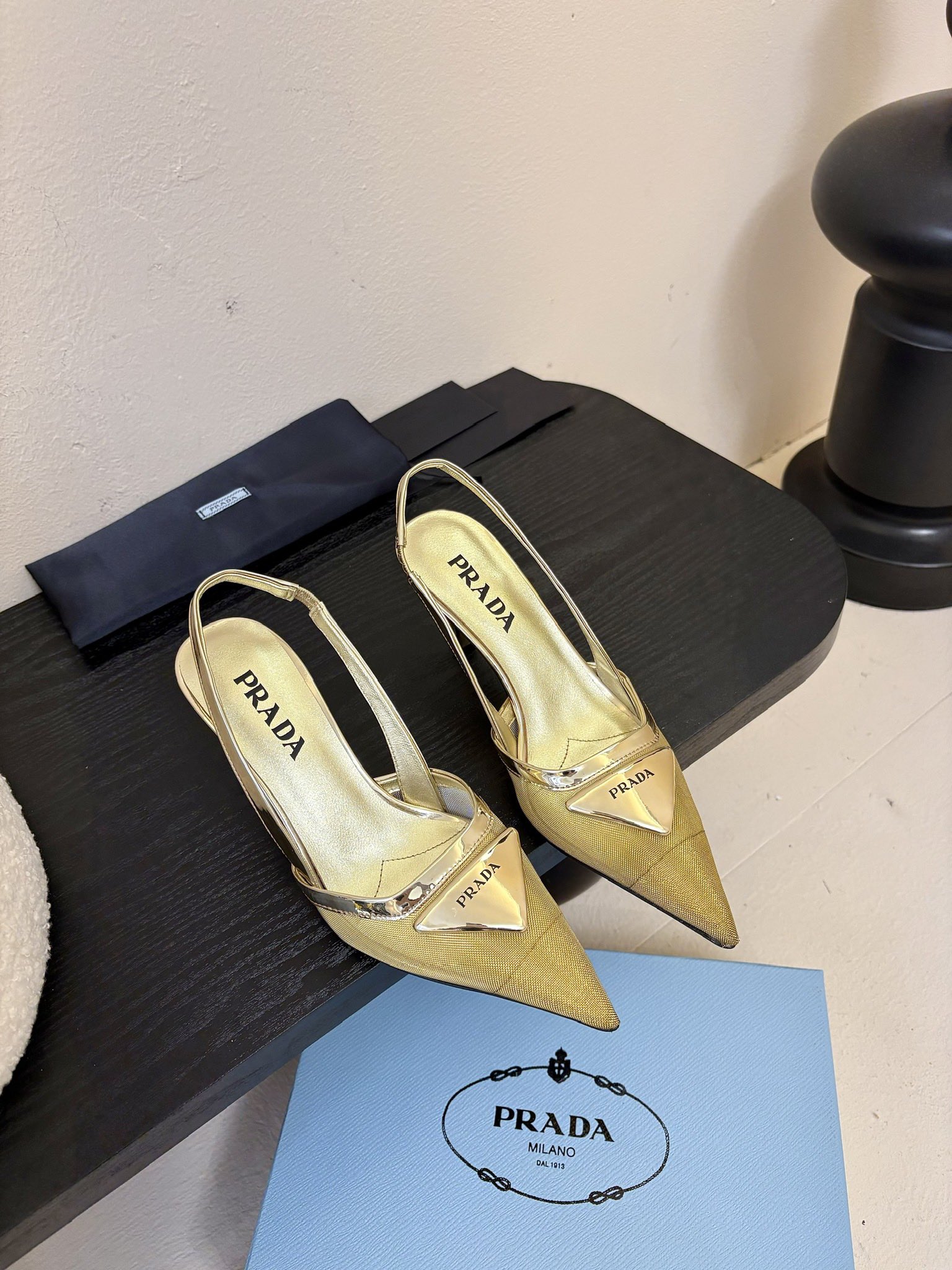 
增加 4颜色 共7颜色
Prada 25ss 早春新款绝美尖头跟鞋 时尚界久违的极简之美

经典时尚配