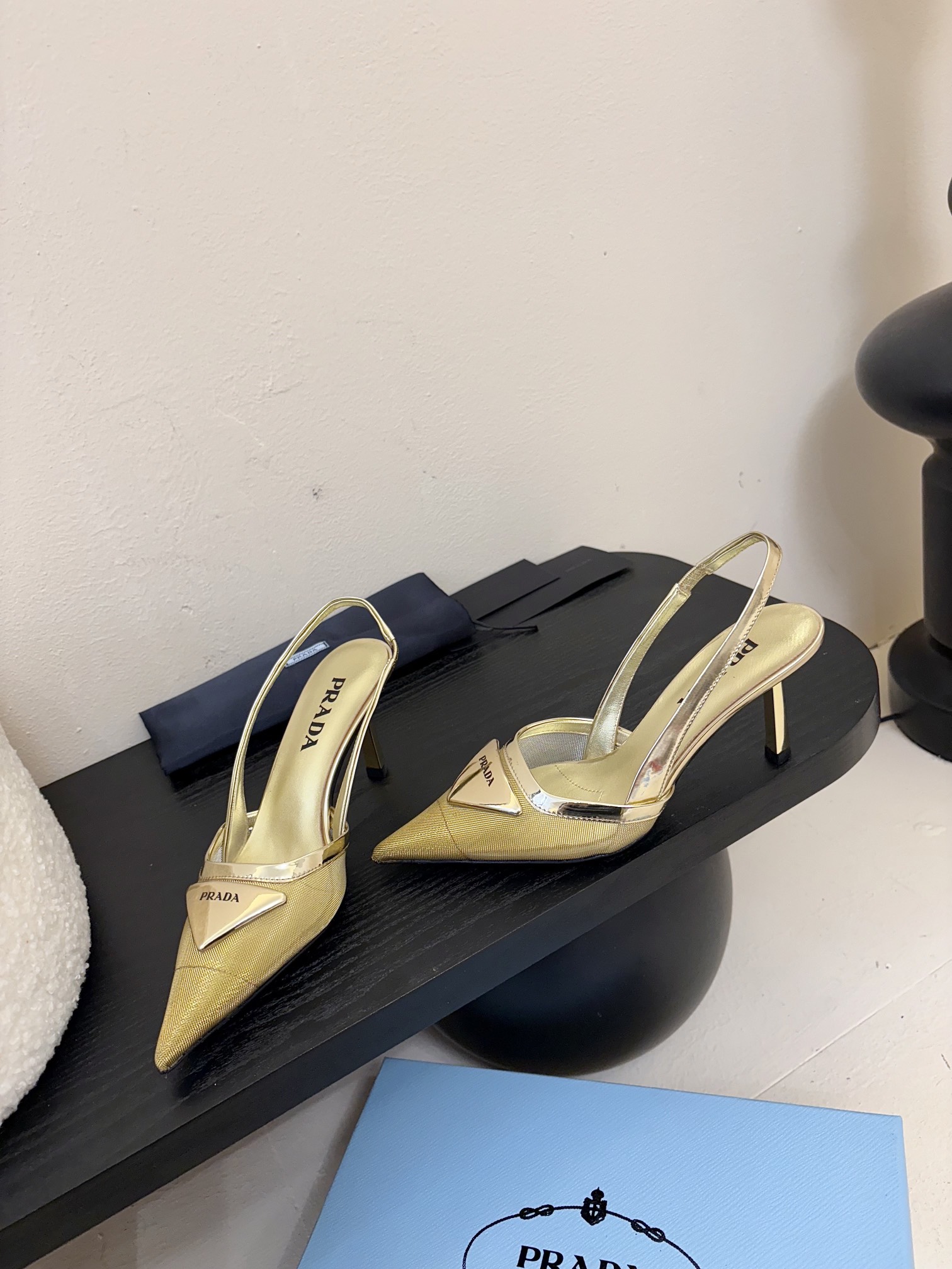
增加 4颜色 共7颜色
Prada 25ss 早春新款绝美尖头跟鞋 时尚界久违的极简之美

经典时尚配