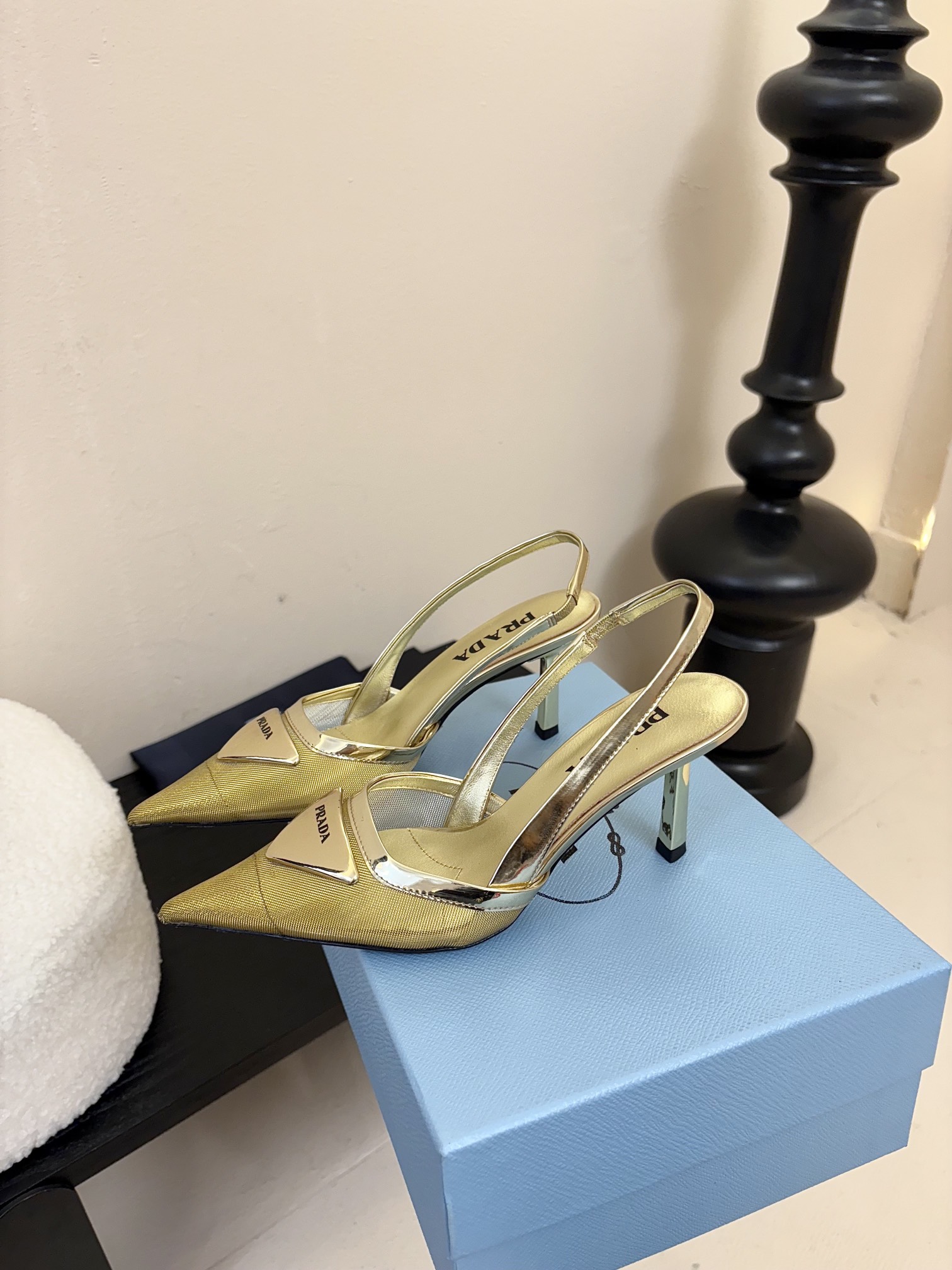 
增加 4颜色 共7颜色
Prada 25ss 早春新款绝美尖头跟鞋 时尚界久违的极简之美

经典时尚配