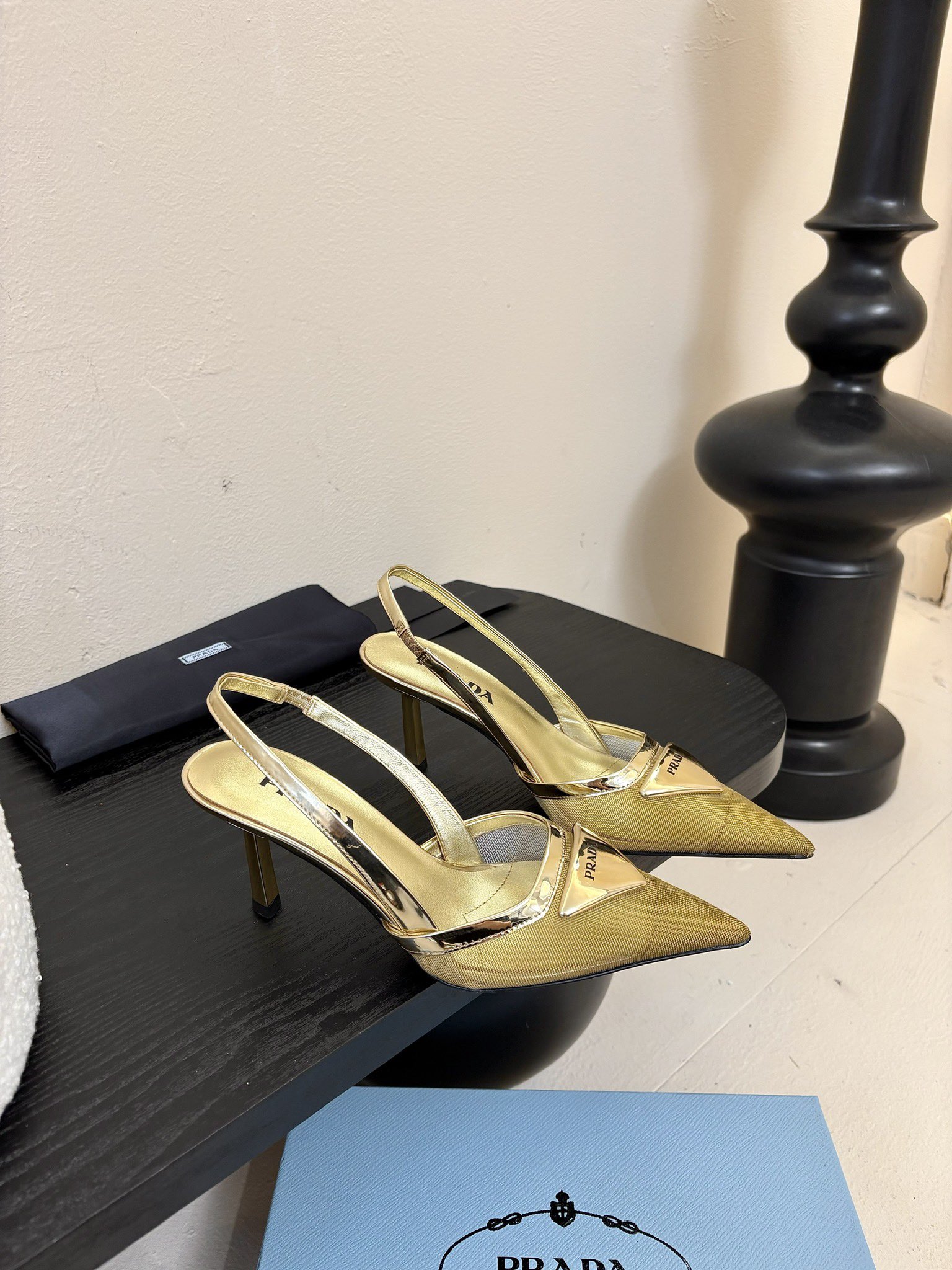 
增加 4颜色 共7颜色
Prada 25ss 早春新款绝美尖头跟鞋 时尚界久违的极简之美

经典时尚配