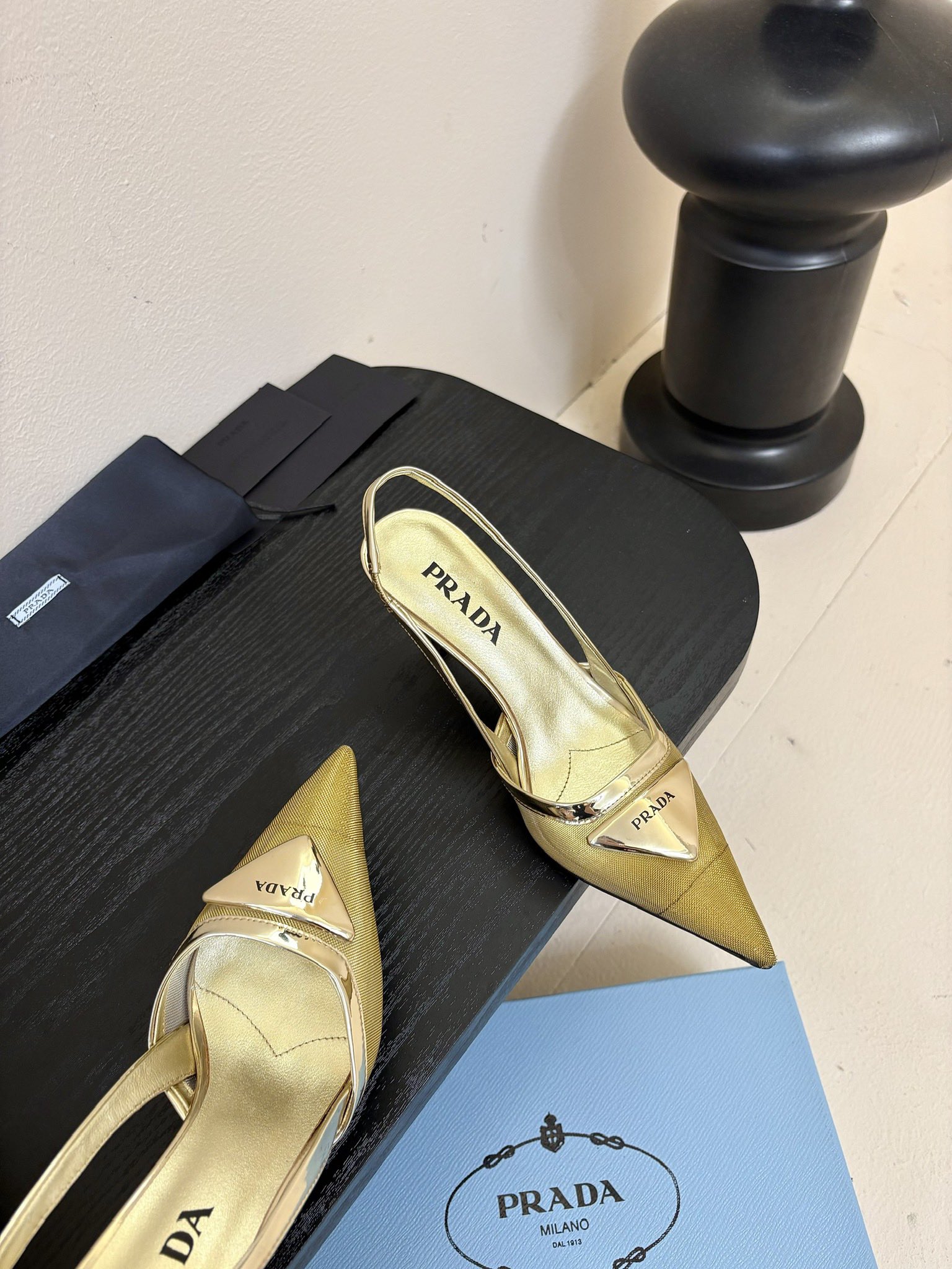 
增加 4颜色 共7颜色
Prada 25ss 早春新款绝美尖头跟鞋 时尚界久违的极简之美

经典时尚配