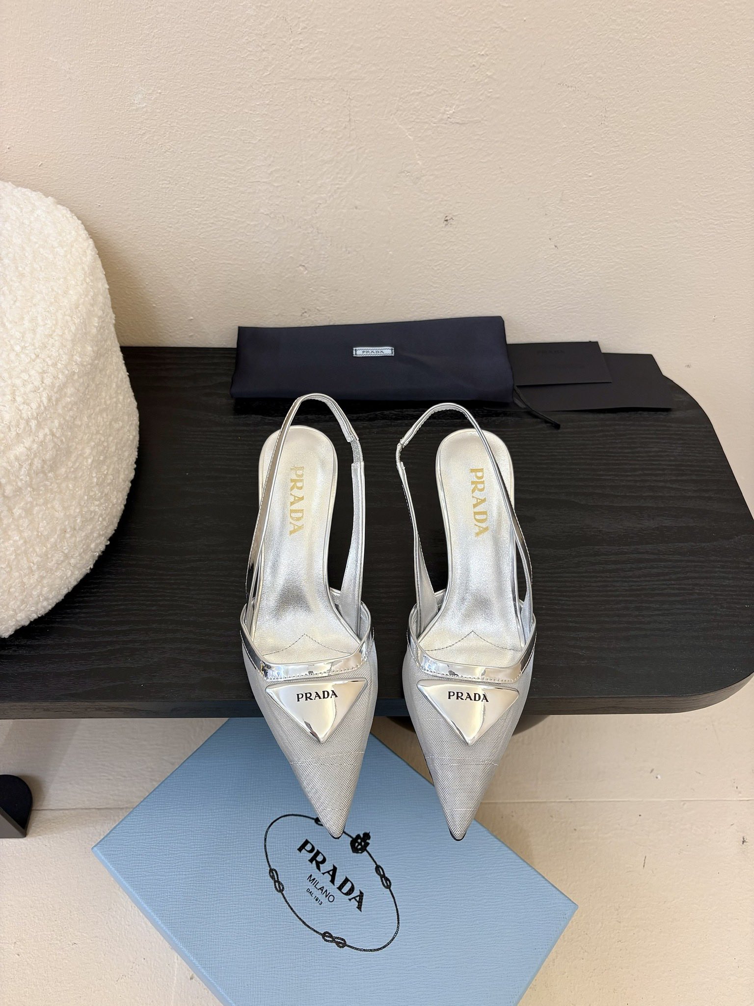 
增加 4颜色 共7颜色
Prada 25ss 早春新款绝美尖头跟鞋 时尚界久违的极简之美

经典时尚配