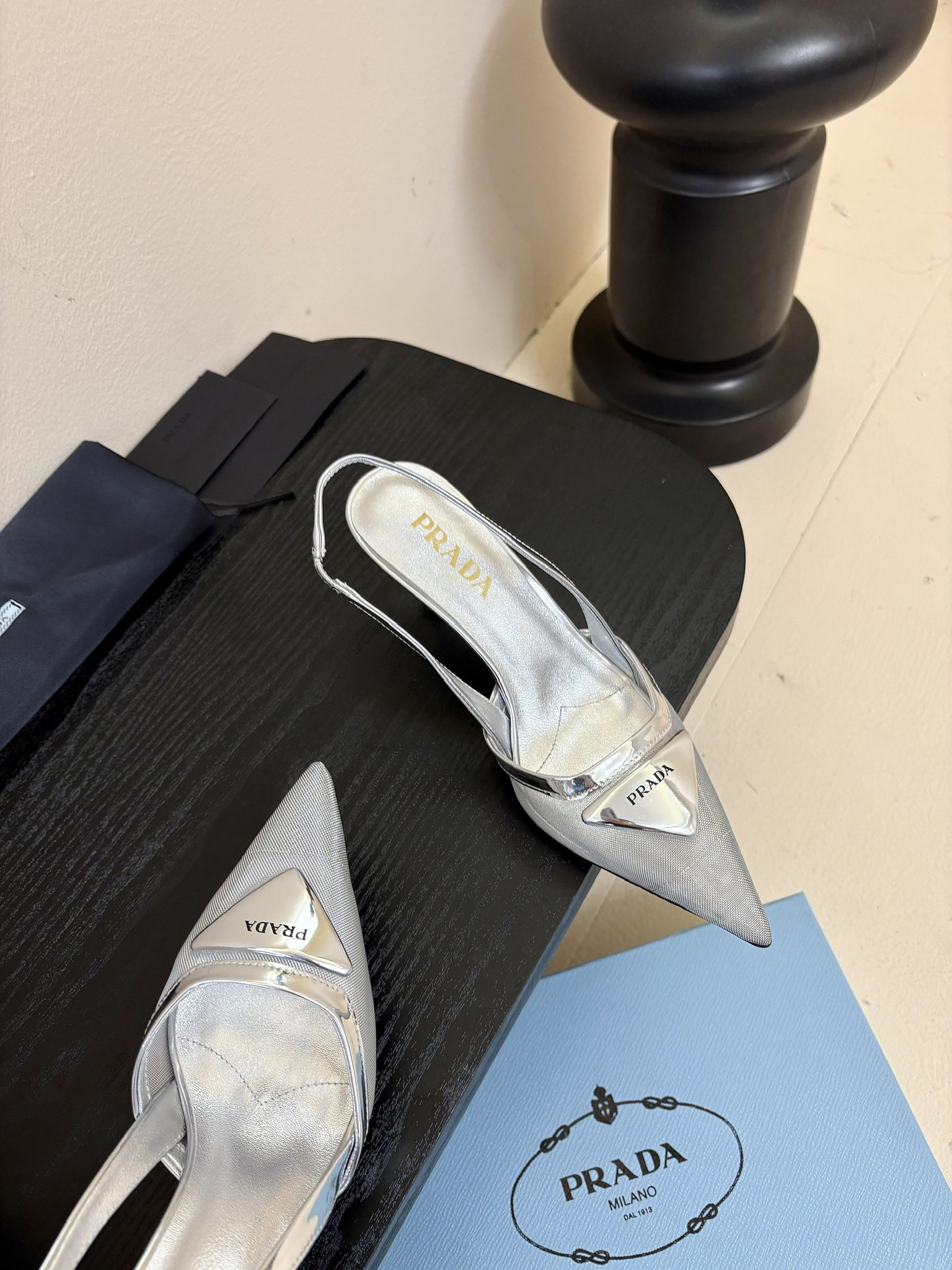 
增加 4颜色 共7颜色
Prada 25ss 早春新款绝美尖头跟鞋 时尚界久违的极简之美

经典时尚配