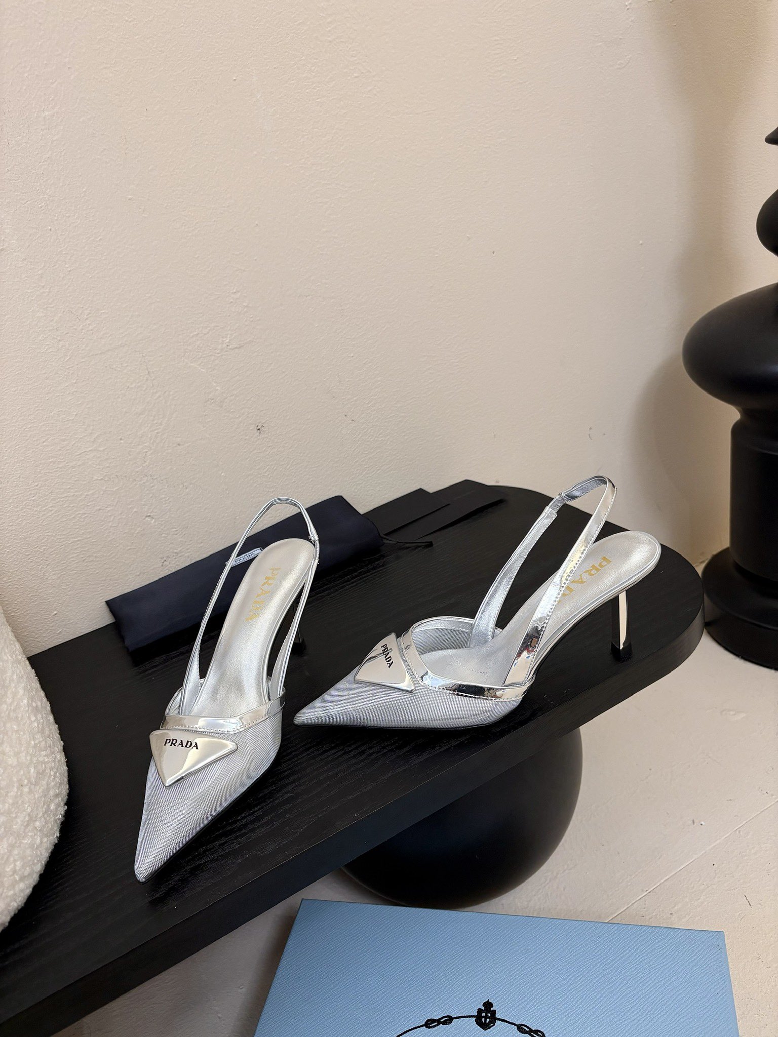 
增加 4颜色 共7颜色
Prada 25ss 早春新款绝美尖头跟鞋 时尚界久违的极简之美

经典时尚配
