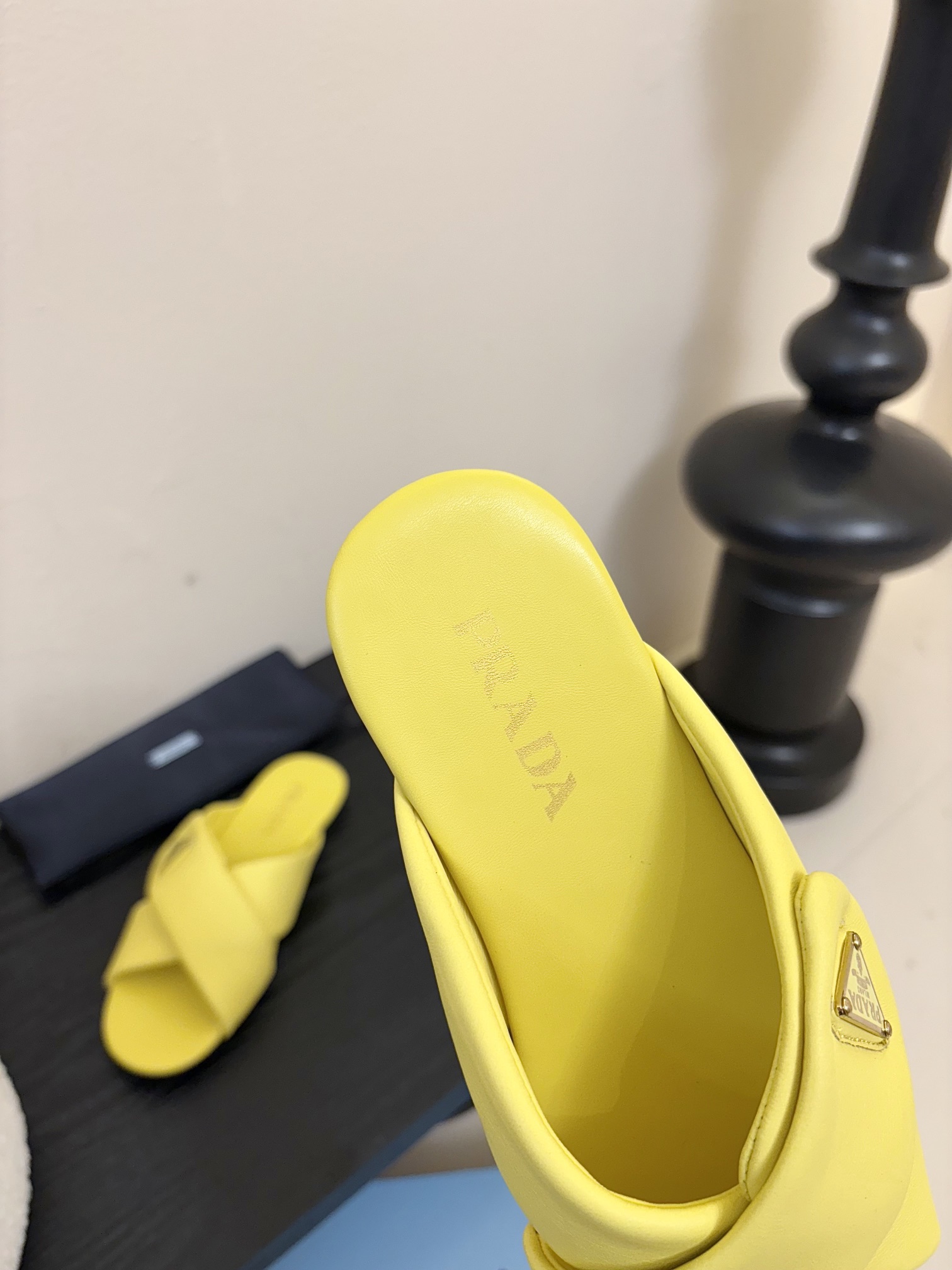  增加黄色
Prad* 25ss 普拉达走秀款交叉拖

爆款！走秀款 复古感时髦满满  随意百搭 时尚休