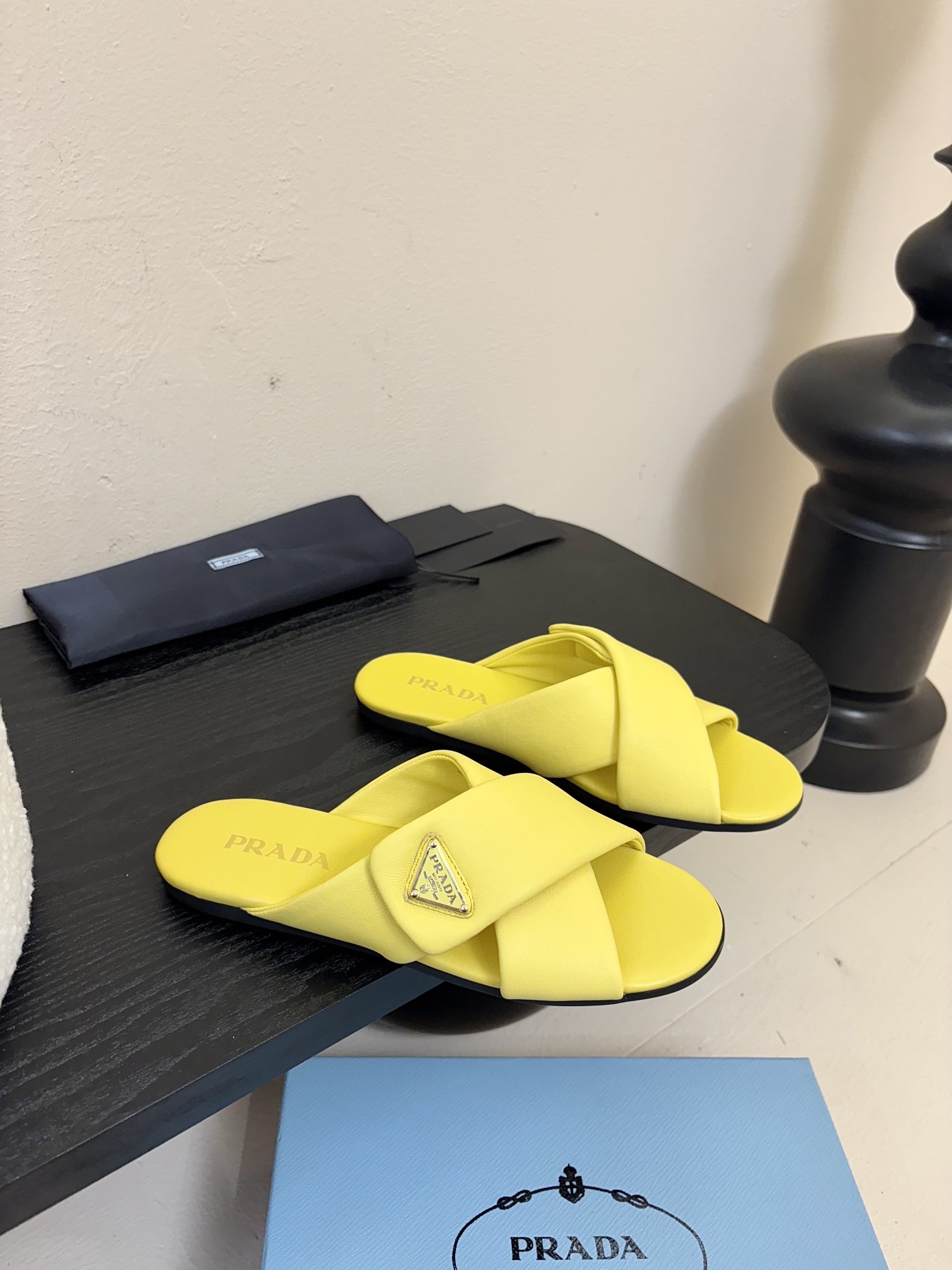  增加黄色
Prad* 25ss 普拉达走秀款交叉拖

爆款！走秀款 复古感时髦满满  随意百搭 时尚休